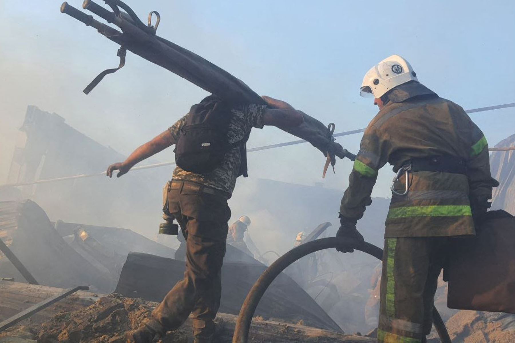Esta fotografía tomada y publicada por el Servicio Estatal de Emergencias de Ucrania,  muestra a los rescatistas trabajando en un centro comercial afectado por un ataque con misiles rusos en la ciudad de Kremenchuk, en el este de Ucrania.
Foto: AFP