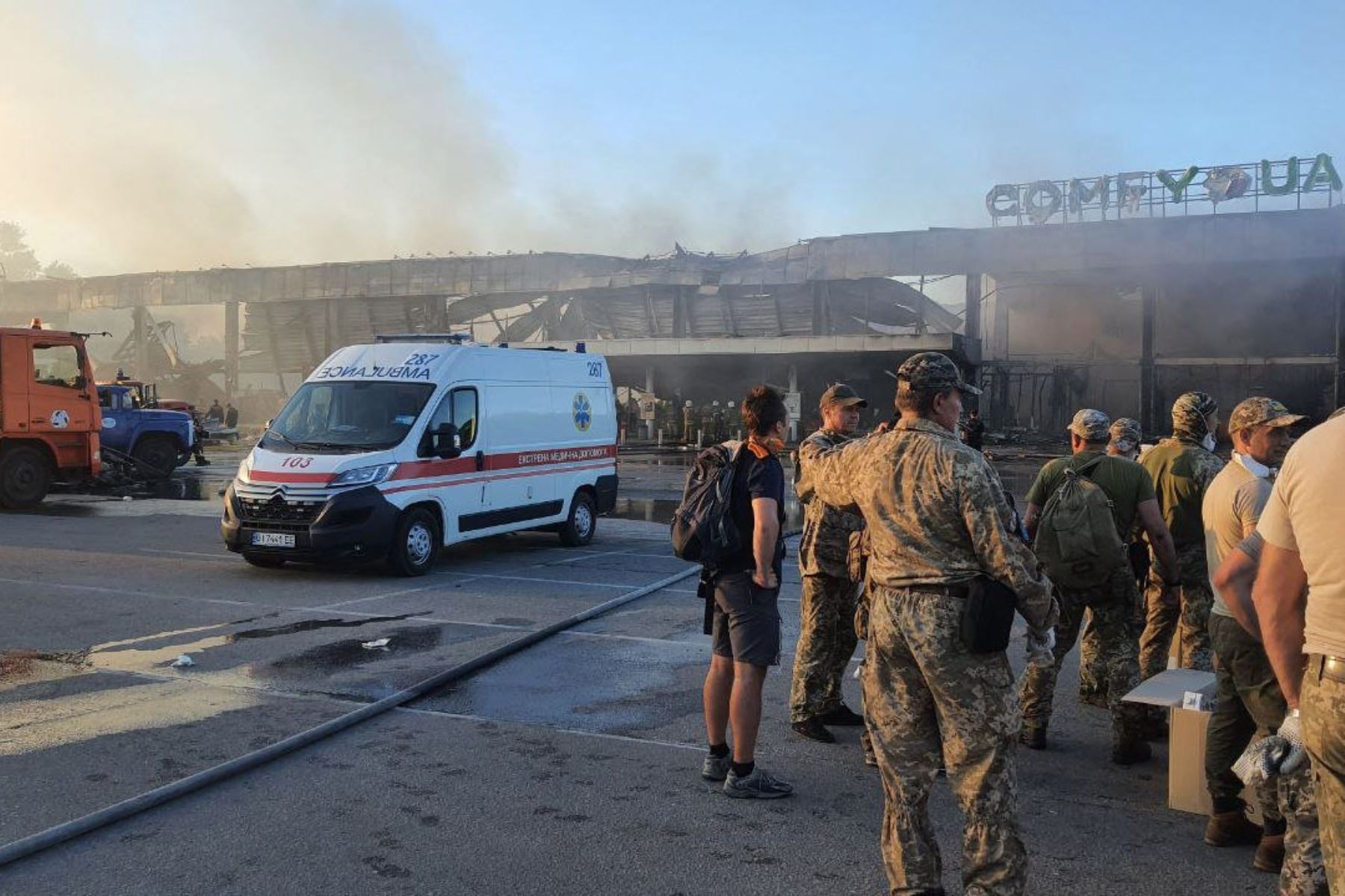 Esta fotografía tomada y publicada por el Servicio Estatal de Emergencias de Ucrania, muestra a los rescatistas trabajando en un centro comercial afectado por un ataque con misiles rusos en la ciudad de Kremenchuk, en el este de Ucrania. 
Foto: AFP