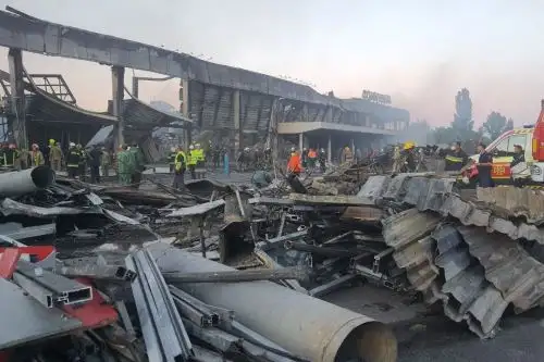 Un centro comercial afectado por un ataque con misiles rusos en la ciudad de Kremenchuk. Foto: AFP
