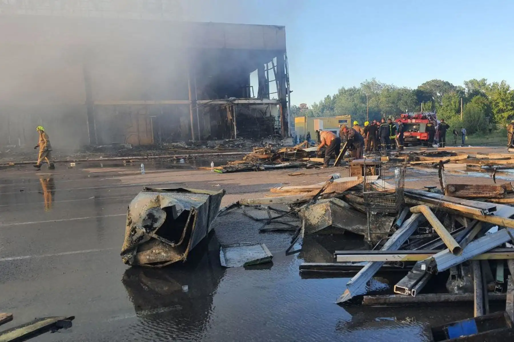 Esta fotografía tomada y publicada por el Servicio Estatal de Emergencias de Ucrania,  muestra a los rescatistas trabajando en un centro comercial afectado por un ataque con misiles rusos en la ciudad de Kremenchuk, en el este de Ucrania.
Foto: AFP Esta fotografía tomada y publicada por el Servicio Estatal de Emergencias de Ucrania,  muestra a los rescatistas trabajando en un centro comercial afectado por un ataque con misiles rusos en la ciudad de Kremenchuk, en el este de Ucrania.
Foto: AFP