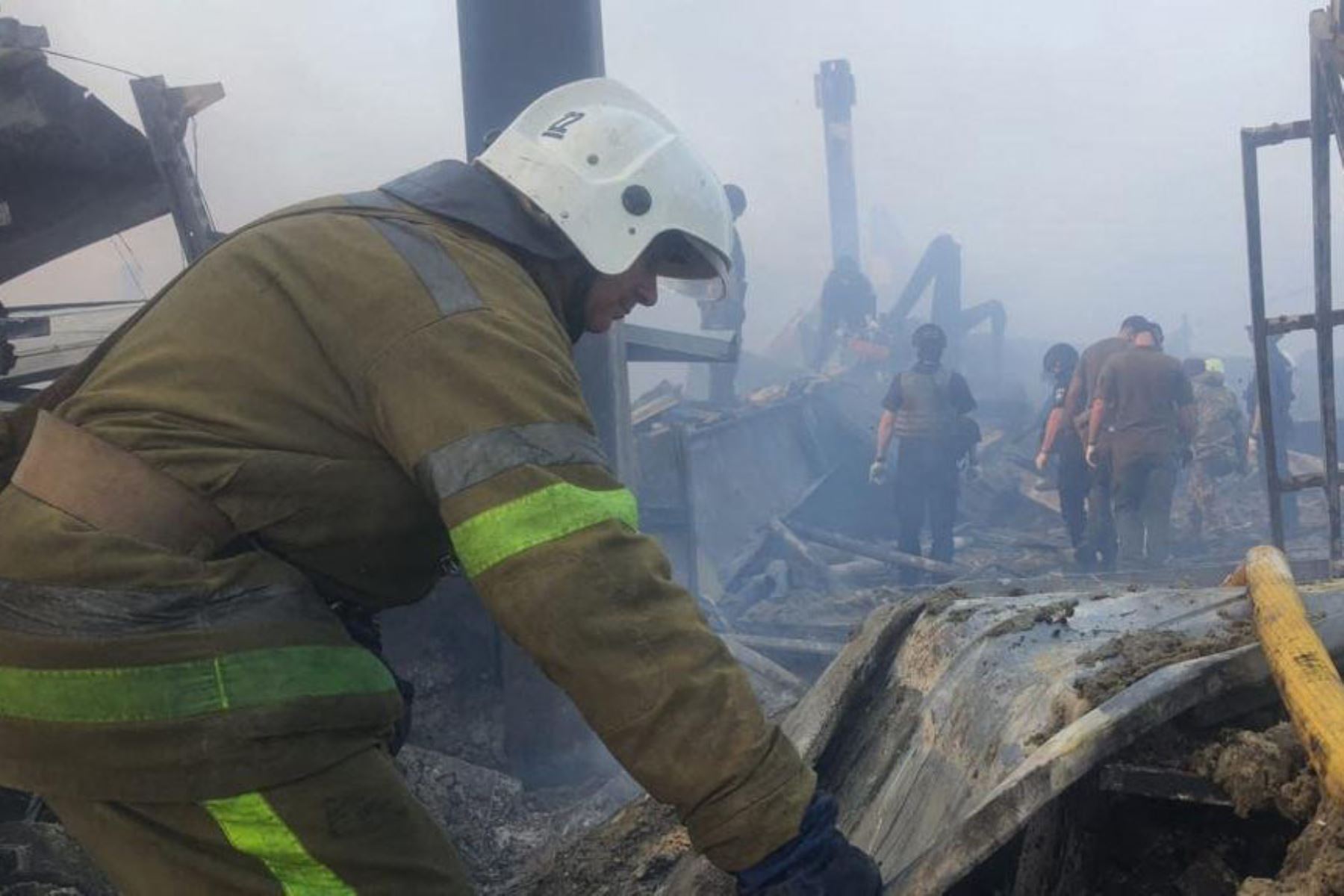 Esta fotografía tomada y publicada por el Servicio Estatal de Emergencias de Ucrania,  muestra a los rescatistas trabajando en un centro comercial afectado por un ataque con misiles rusos en la ciudad de Kremenchuk, en el este de Ucrania.
Foto: AFP