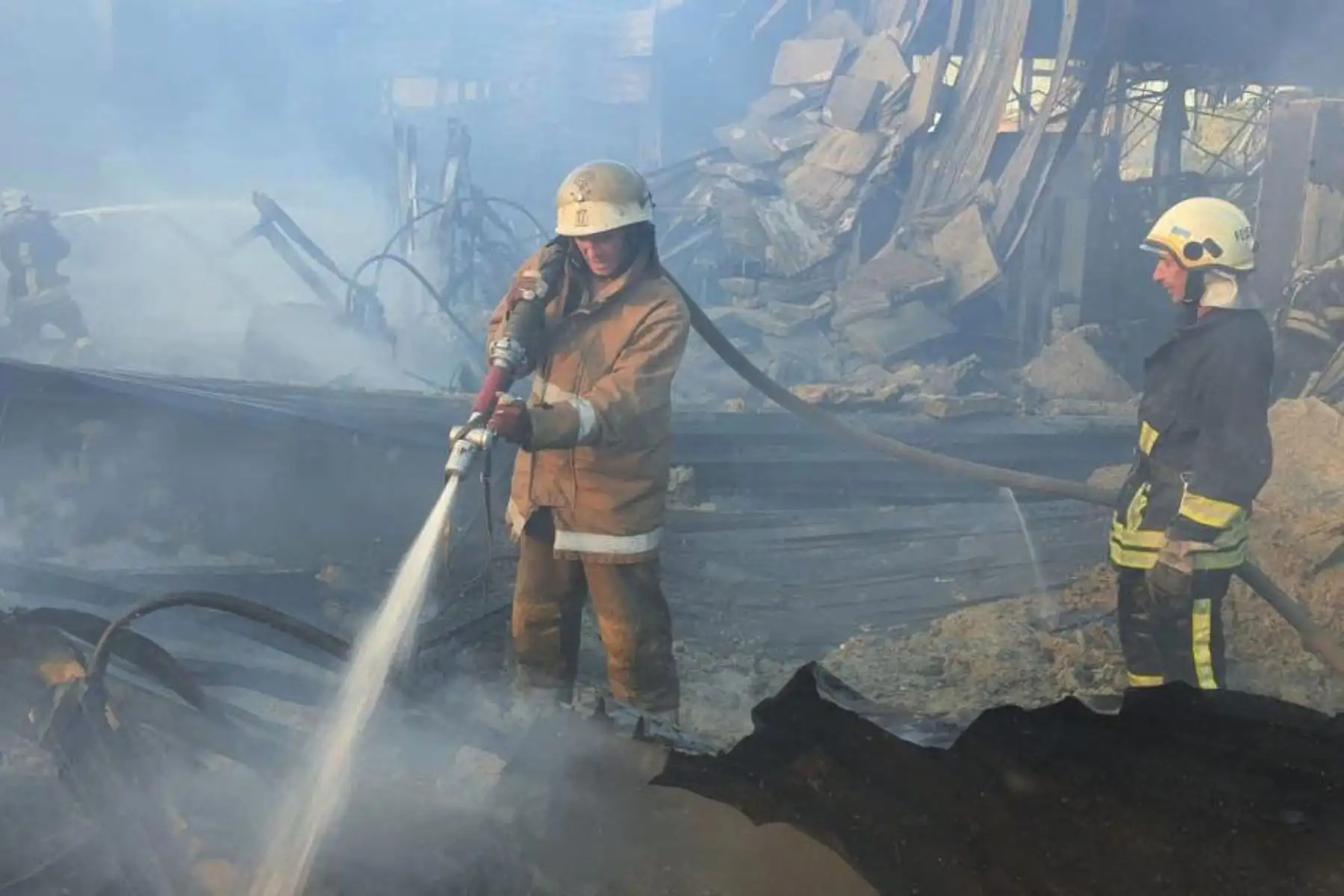 Esta fotografía tomada y publicada por el Servicio Estatal de Emergencias de Ucrania,  muestra a los rescatistas trabajando en un centro comercial afectado por un ataque con misiles rusos en la ciudad de Kremenchuk, en el este de Ucrania.
Foto: AFP Esta fotografía tomada y publicada por el Servicio Estatal de Emergencias de Ucrania,  muestra a los rescatistas trabajando en un centro comercial afectado por un ataque con misiles rusos en la ciudad de Kremenchuk, en el este de Ucrania.
Foto: AFP