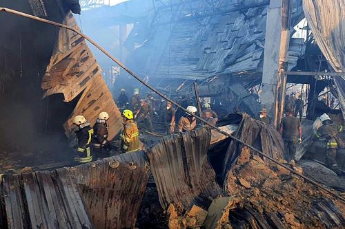 El presidente ucraniano, Volodimir Zelenski, denunció el lunes un "acto terrorista" tras el ataque con misiles rusos que destruyó un centro comercial en la ciudad de Kremenchuk, en el centro de Ucrania. Foto: AFP