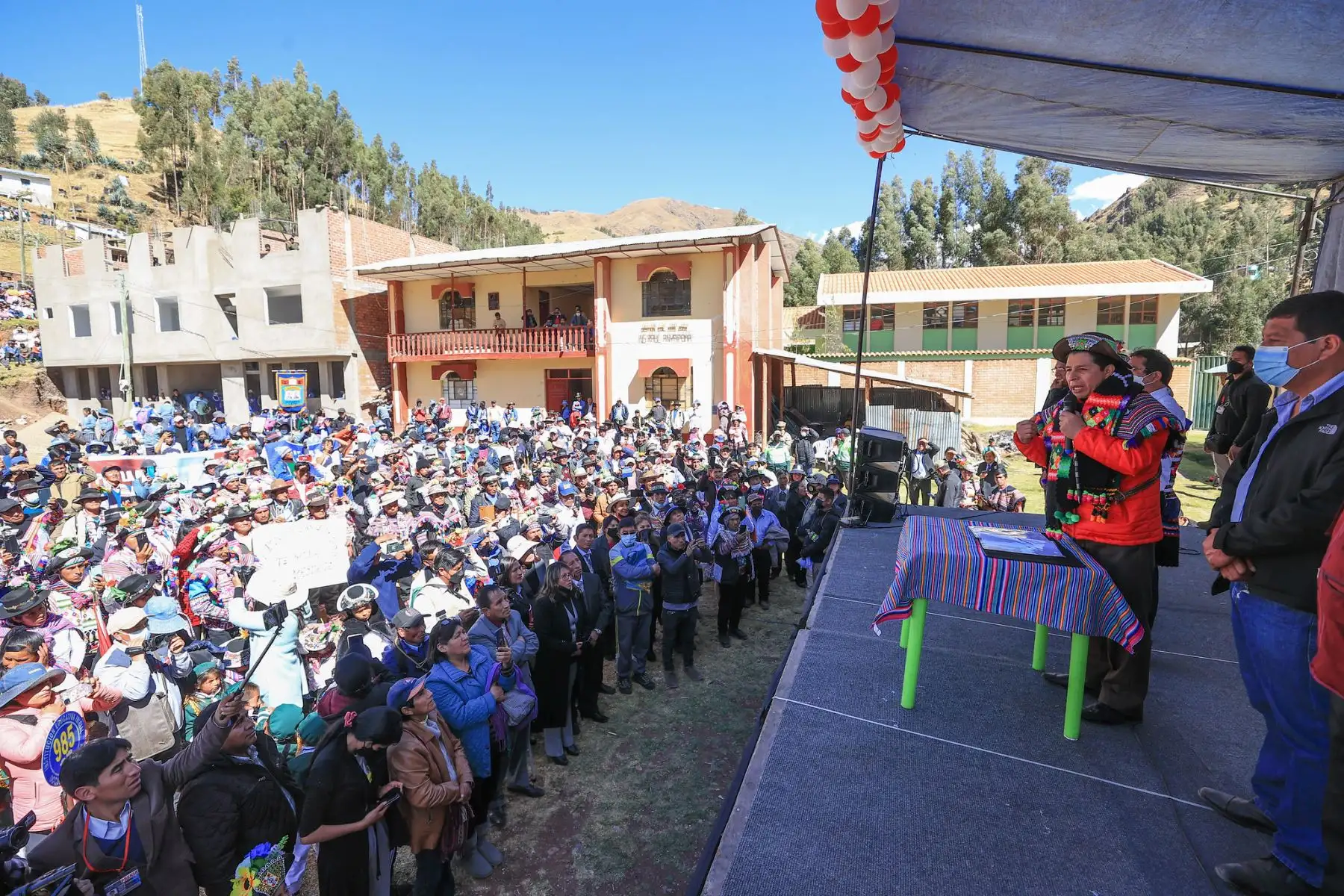El presidente Pedro Castillo sostuvo  un encuentro con la población del centro poblado de Carhuapata, en la provincia de Angaraes, región Huancavelica.
Foto: ANDINA / Prensa Presidencia