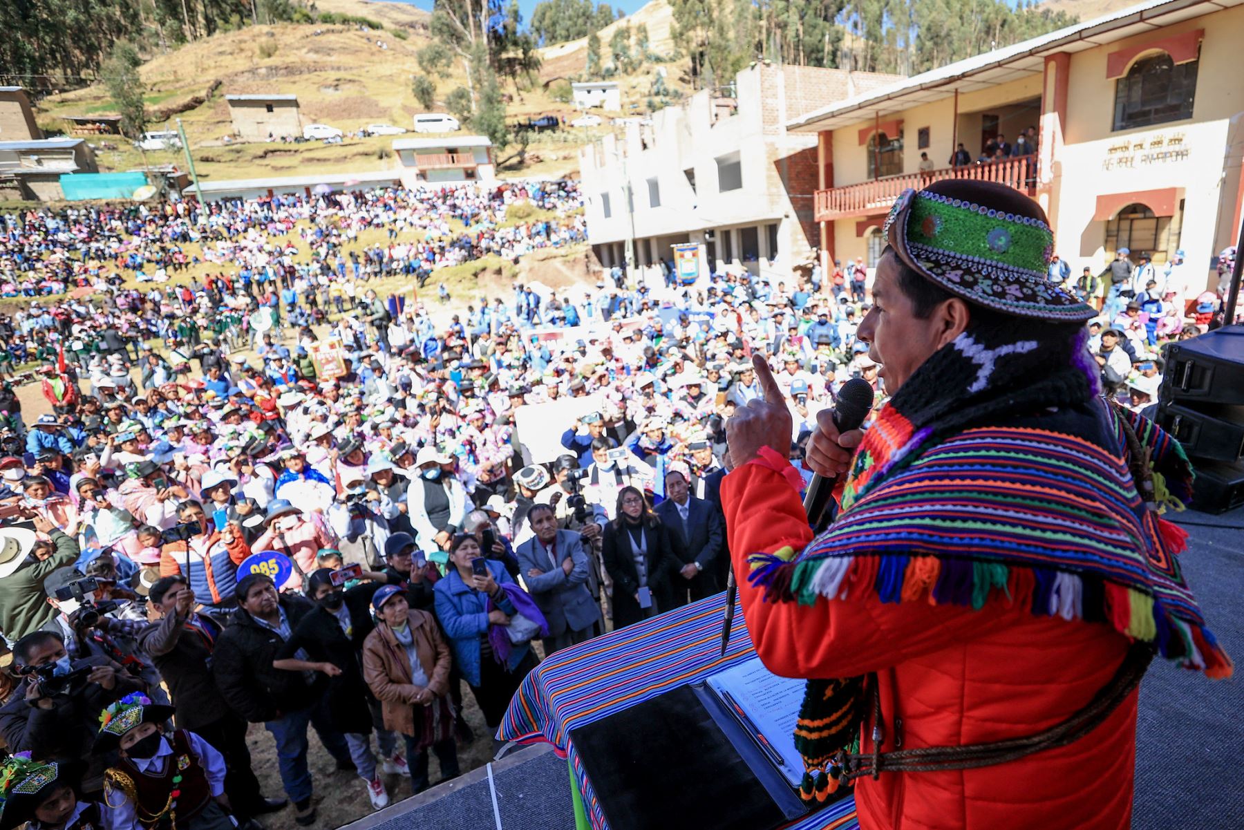 El presidente Pedro Castillo sostuvo  un encuentro con la población del centro poblado de Carhuapata, en la provincia de Angaraes, región Huancavelica.
Foto: ANDINA / Prensa Presidencia