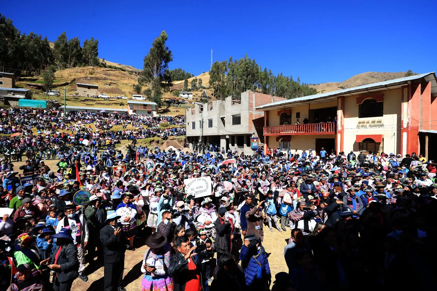 El presidente Pedro Castillo sostuvo  un encuentro con la población del centro poblado de Carhuapata, en la provincia de Angaraes, región Huancavelica.
Foto: ANDINA / Prensa Presidencia