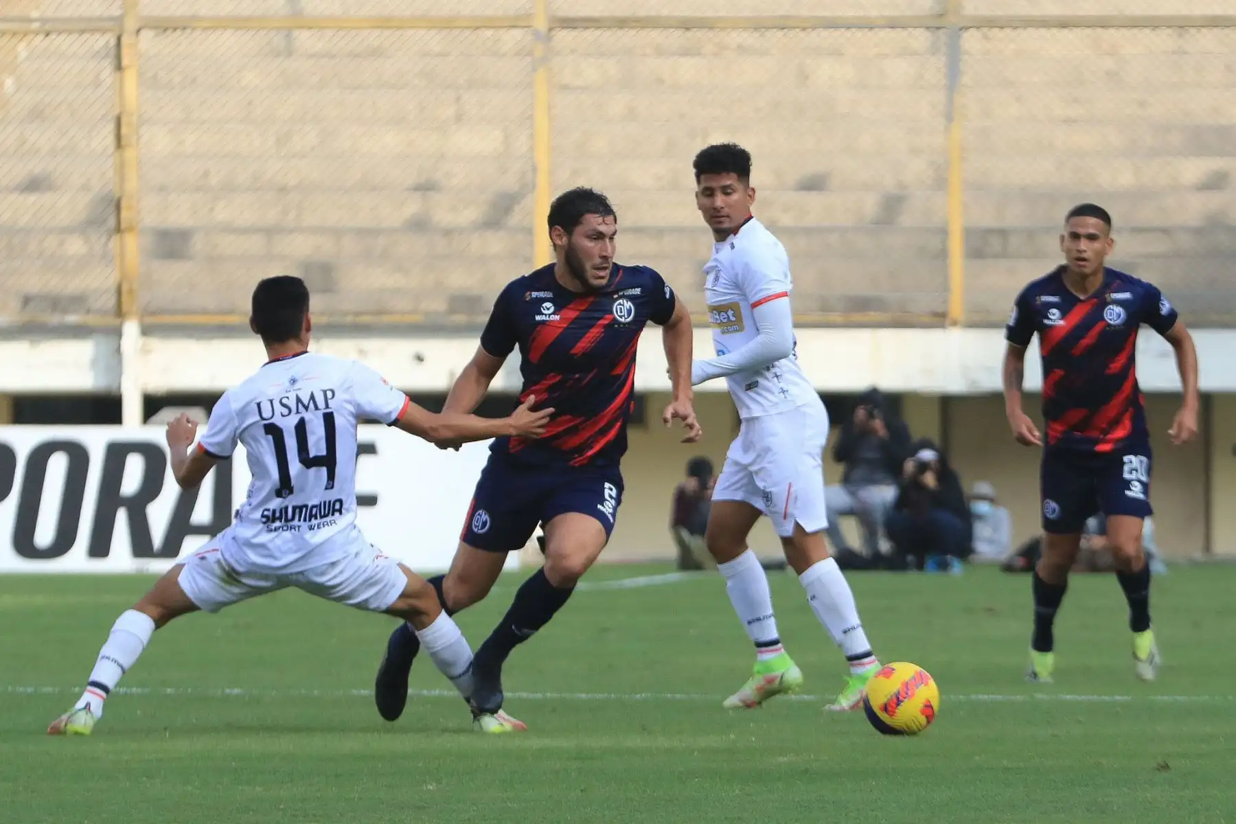 Deportivo Municipal se enfrenta a San Martín en partido por la jornada 18 del Apertura 2022 de  la Liga 1 Betsson, en el Estadio Monumental. 
Foto: Liga 1