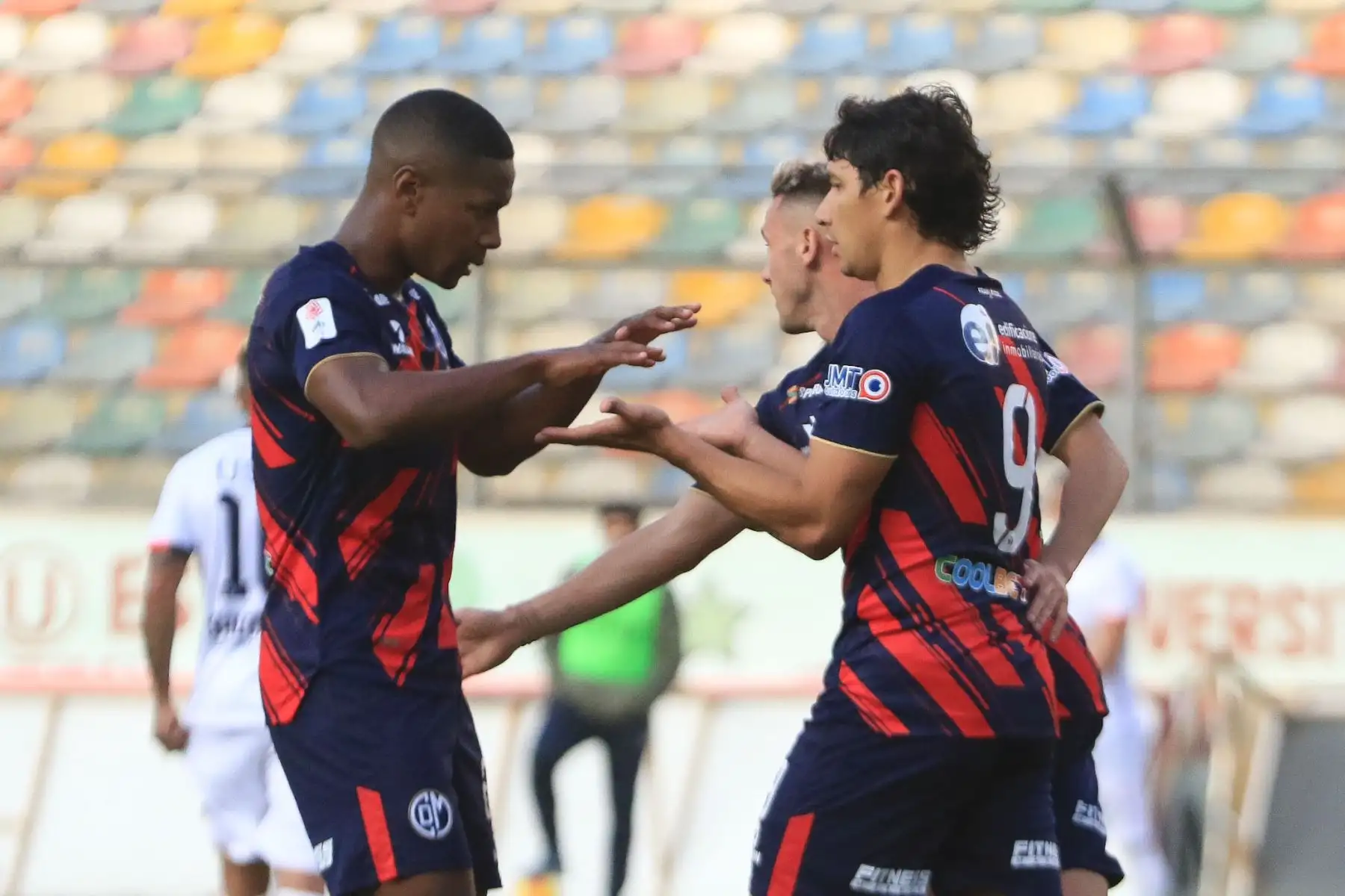 Con este resultado los del cuadro de la franja quedan décimos en la tabla de posiciones con 25 unidades, mientras que los santos suman 15 puntos acomodándose en el puesto 16.
Foto: Liga 1