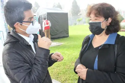 Apoyado por su guía e intérprete voluntaria, el estudiante universitario del cuarto ciclo de la carrera de Educación, cuenta que nació con asfixia y sordera y que a los 6 años comenzó a perder la visión. Foto: Minedu
