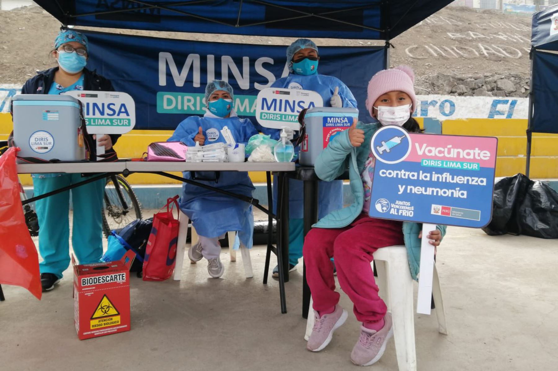 Frente a los efectos de las bajas temperaturas, el Minsa, a través de la 
DIRIS Lima Sur, realizó una jornada integral de salud en el A.H. Ciudad de Gozen, en Villa María del Triunfo, zona conocida como 