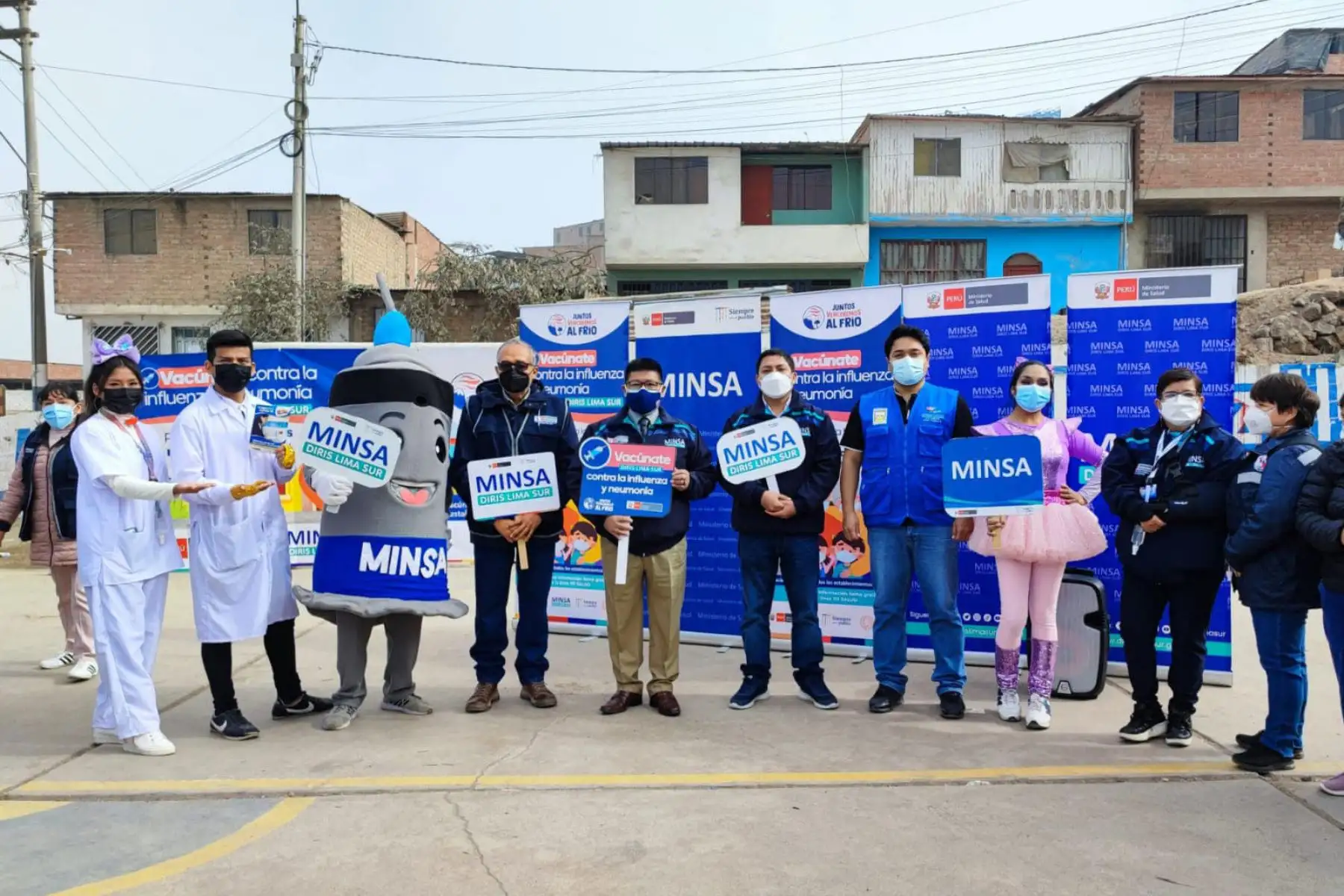 Frente a los efectos de las bajas temperaturas, el Minsa, a través de la 
DIRIS Lima Sur, realizó una jornada integral de salud en el A.H. Ciudad de Gozen, en Villa María del Triunfo, zona conocida como 