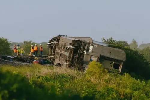 Imágenes compartidas en las redes sociales mostraban al menos cinco vagones de ferrocarril de lado en un campo de maíz, con los pasajeros trepando por las ventanas y las puertas. Foto: AFP