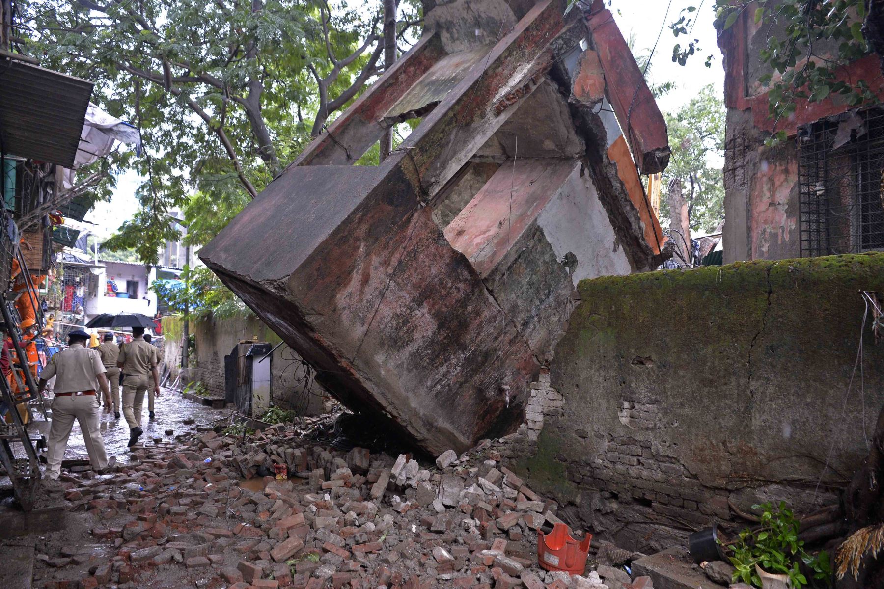 Edificio derrumbado en Mumbai. Al menos 14 personas murieron después de que las lluvias monzónicas provocaran el derrumbe de un edificio de cuatro pisos en la megaciudad india. Foto: AFP
