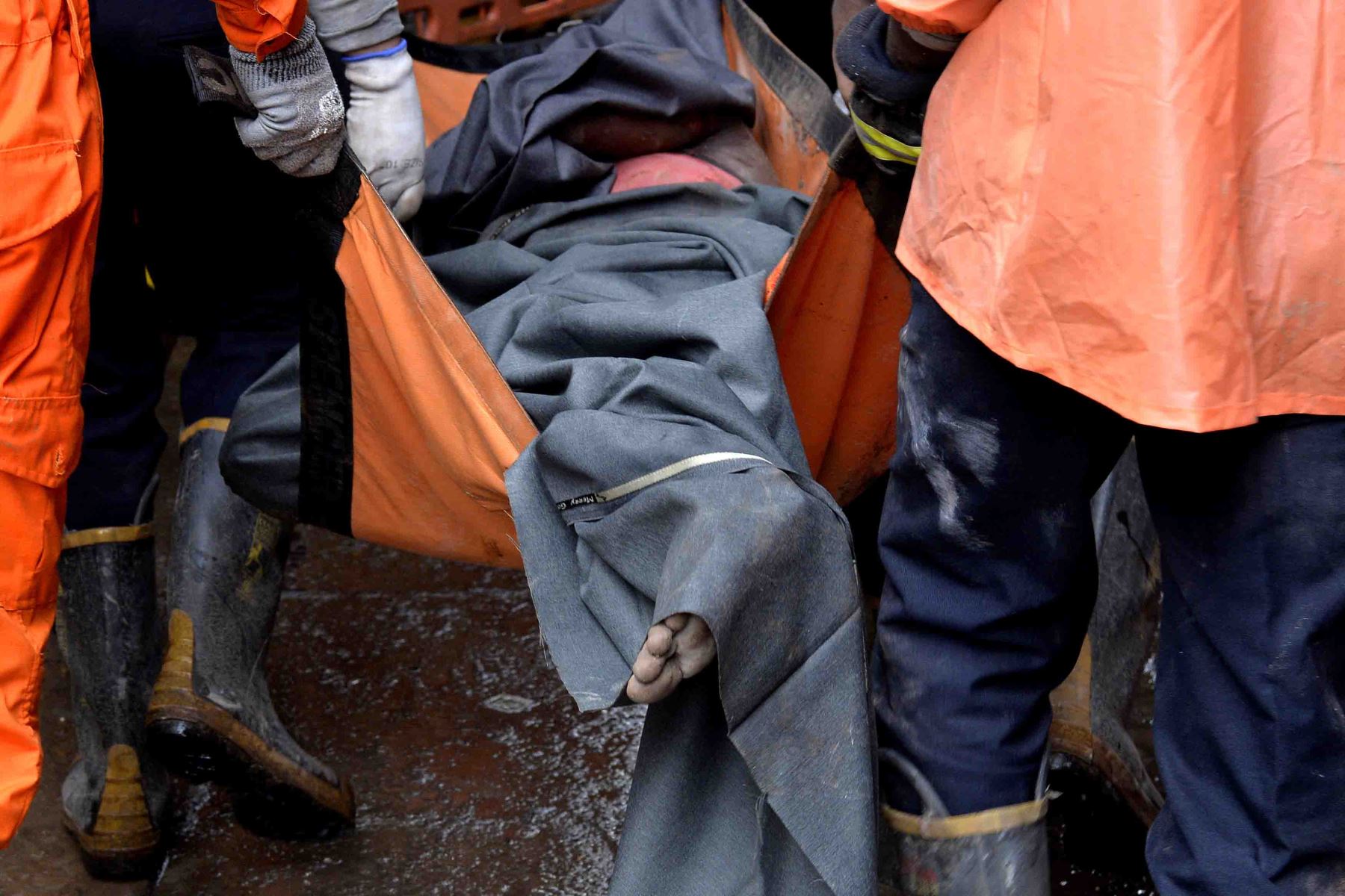 Los equipos de rescate llevan el cadáver de una víctima de los escombros de un edificio derrumbado en Mumbai. Foto: AFP