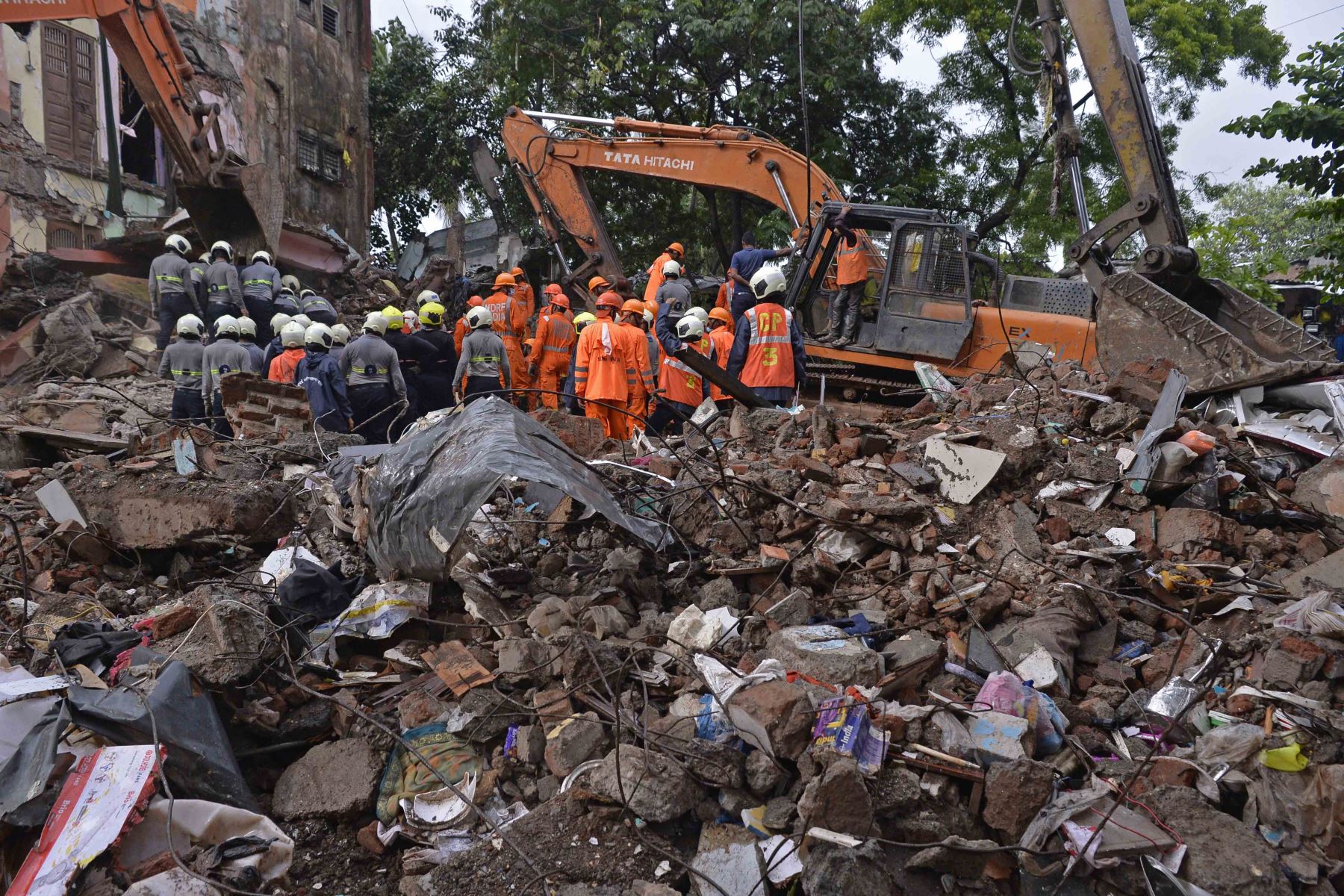 Equipos de rescate buscan cadáveres entre los escombros de un edificio derrumbado en Mumbai. Foto: AFP