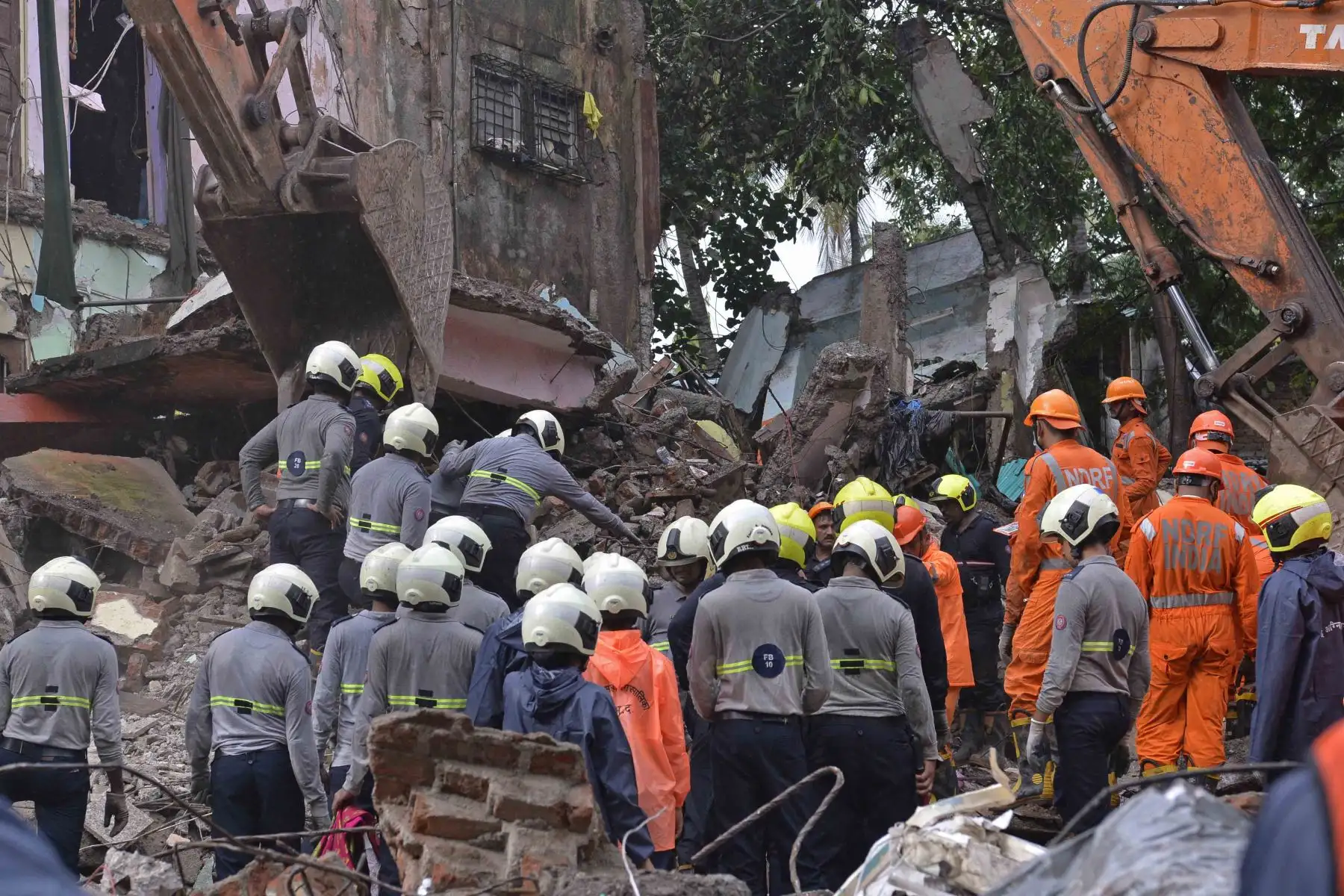 Equipos de rescate buscan cadáveres entre los escombros de un edificio derrumbado en Mumbai. Foto: AFP
