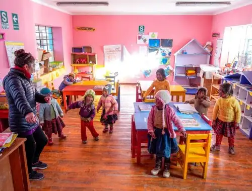El Ministerio de Educación anunció que brindará asistencia técnica a 17 regiones para mitigar el impacto de las heladas y friaje en la población escolar.