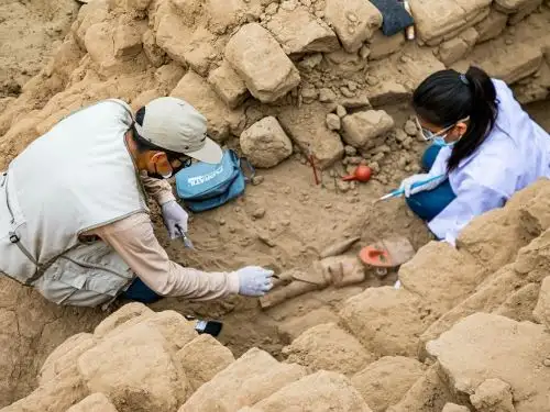 Arqueólogos peruanos hallaron una escultura de madera en la huaca Takaynamo, en el complejo arqueológico Chan Chan, en La Libertad.
