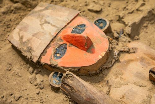 Hallazgo arqueológico en Chan Chan: descubren una escultura de madera en huaca Takaynamo