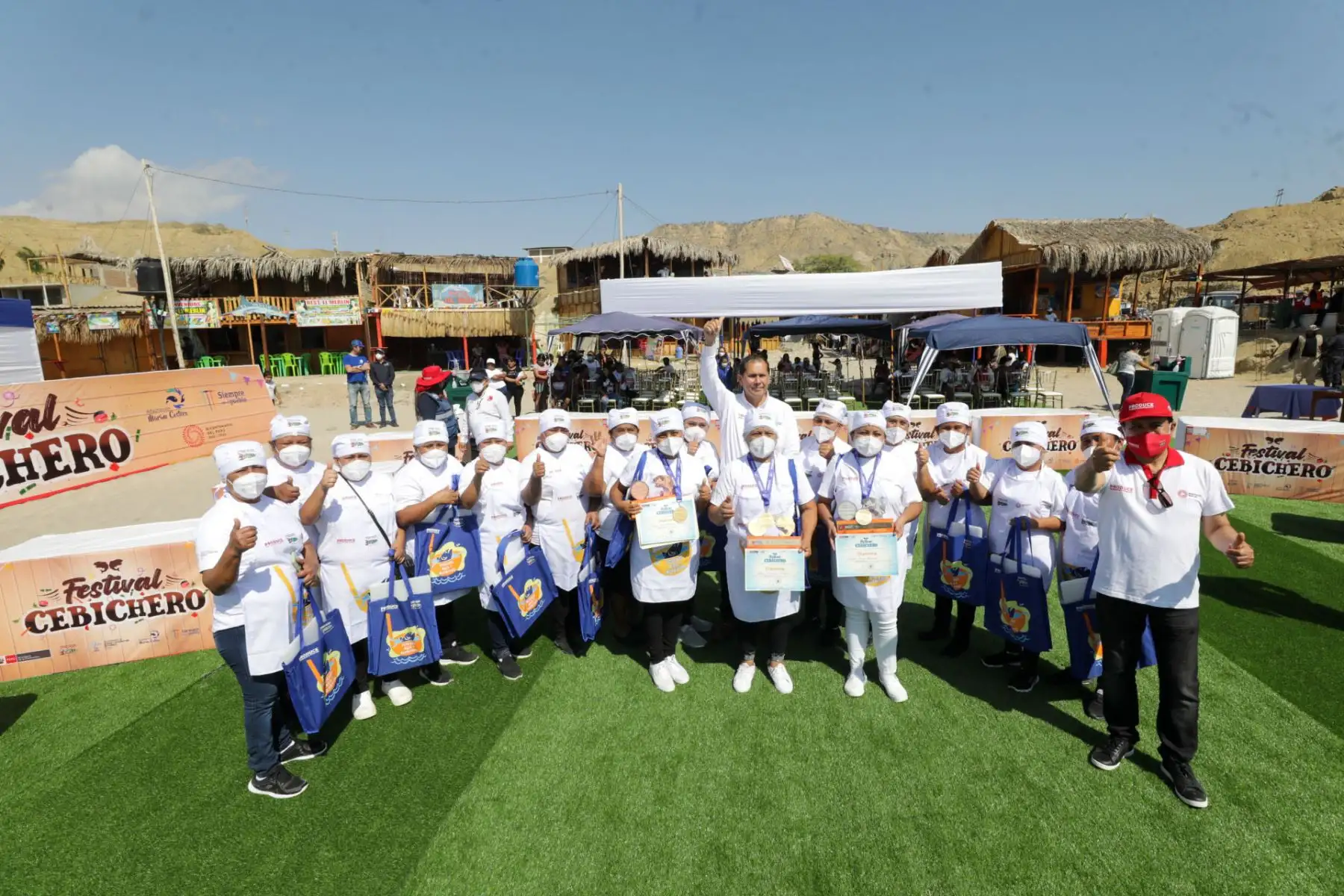 En el marco del Día Nacional del Cebiche y como parte del programa A Comer Pescado, el Ministro de la Producción, Jorge Luis Prado, participó de las actividades realizadas por los emprendedores gastronómicos y los pescadores artesanales de la Caleta El Ñuro en Piura.
Foto: Ministerio de la Producción