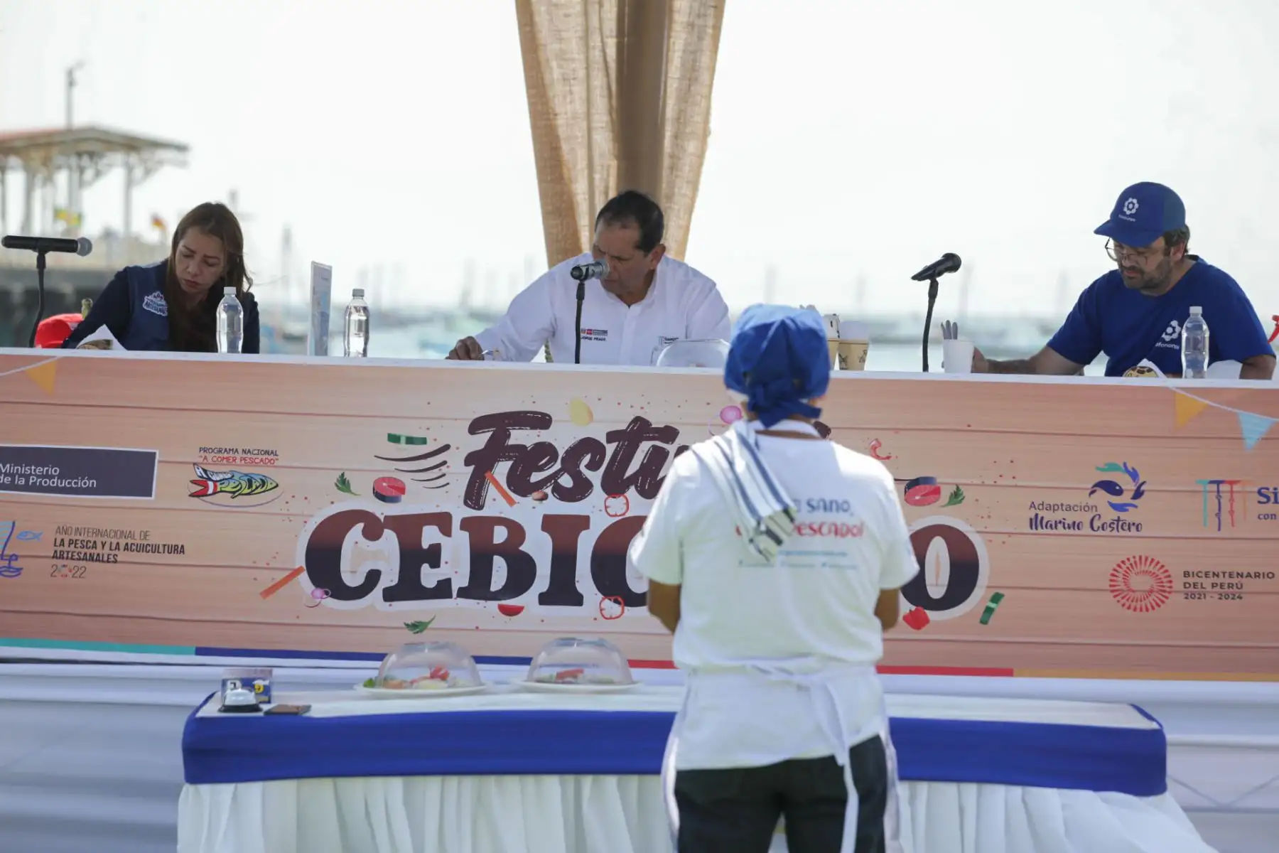En el marco del Día Nacional del Cebiche y como parte del programa A Comer Pescado, el Ministro de la Producción, Jorge Luis Prado, participó de las actividades realizadas por los emprendedores gastronómicos y los pescadores artesanales de la Caleta El Ñuro en Piura.
Foto: Ministerio de la Producción