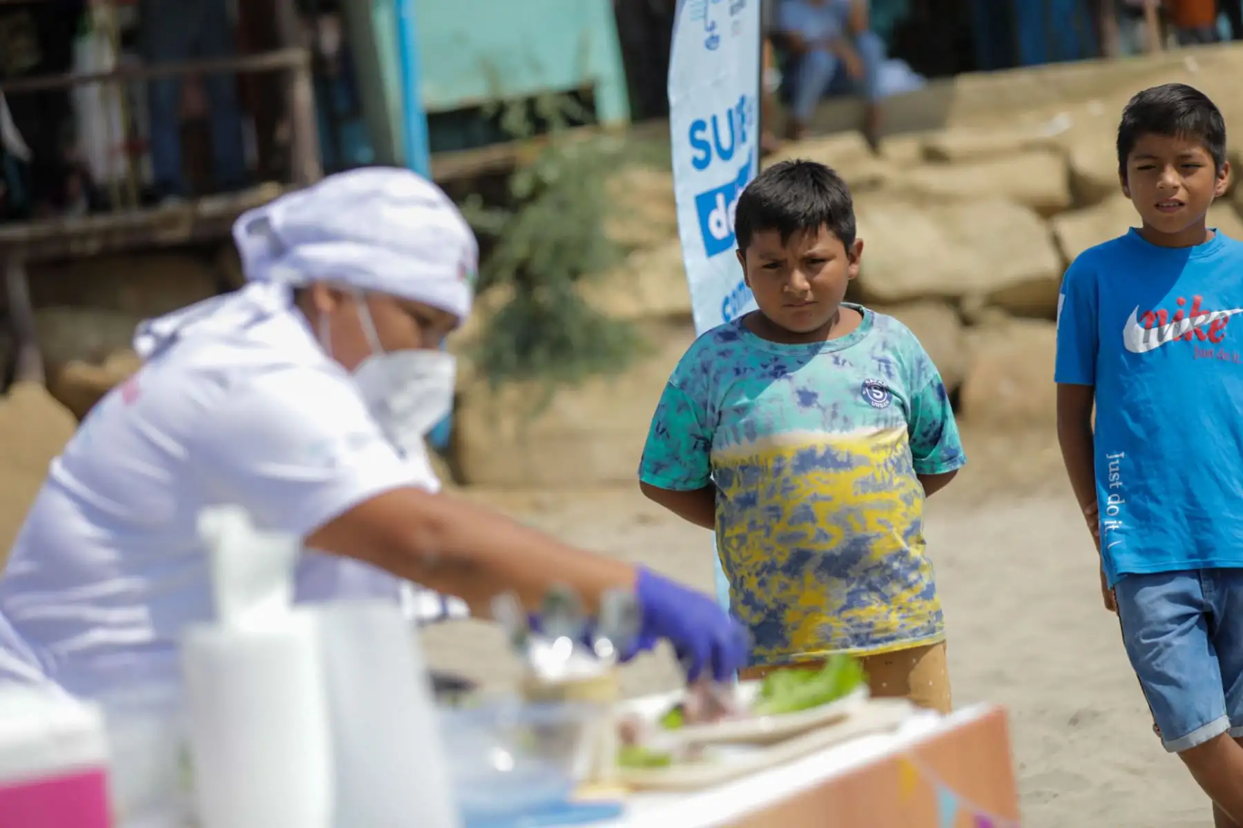 Así se reconoció el emprendimiento de 17 restaurantes que se encuentran al lado del desembarcadero los cuales están a cargo de un grupo de madres de familia de El Ñuro, en el marco del proyecto “Adaptación a los impactos del Cambio Climático en el ecosistema marino costero y sus pesquerías” de Profonanpe y el Ministerio de la Producción.
Foto: Ministerio de la Producción
