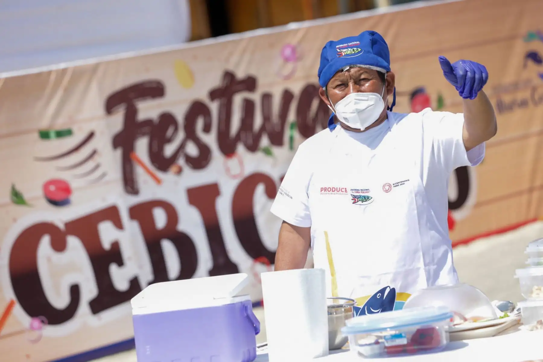 Así se reconoció el emprendimiento de 17 restaurantes que se encuentran al lado del desembarcadero los cuales están a cargo de un grupo de madres de familia de El Ñuro, en el marco del proyecto “Adaptación a los impactos del Cambio Climático en el ecosistema marino costero y sus pesquerías” de Profonanpe y el Ministerio de la Producción.
Foto: Ministerio de la Producción