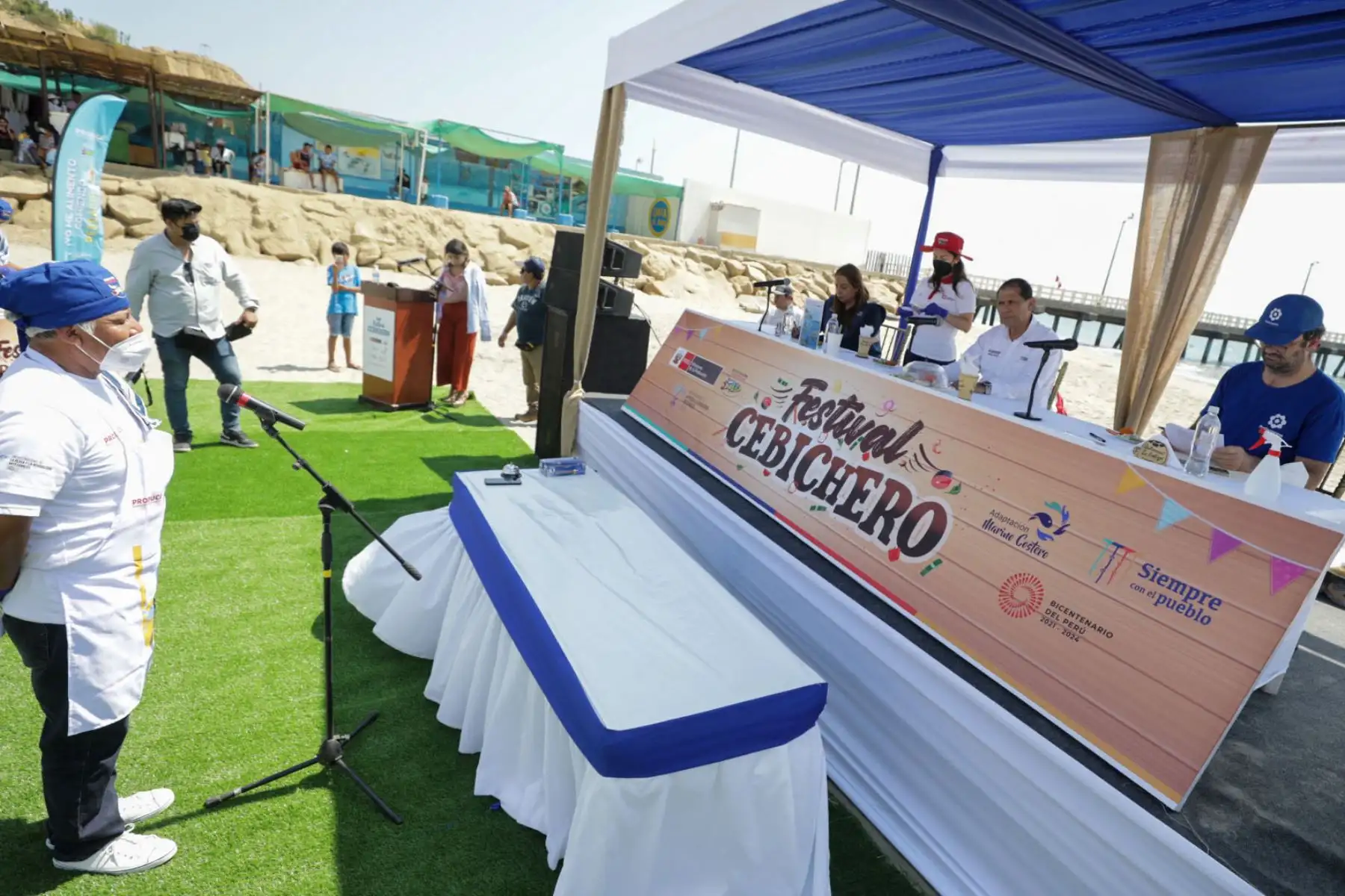Así se reconoció el emprendimiento de 17 restaurantes que se encuentran al lado del desembarcadero los cuales están a cargo de un grupo de madres de familia de El Ñuro, en el marco del proyecto “Adaptación a los impactos del Cambio Climático en el ecosistema marino costero y sus pesquerías” de Profonanpe y el Ministerio de la Producción.
Foto: Ministerio de la Producción