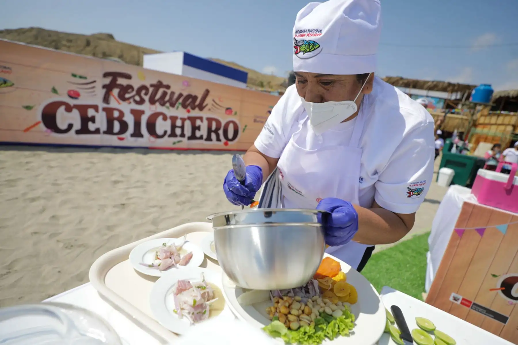 El festival Cebichero que además promueve el consumo de pescado, rindió homenaje a la pesca artesanal de la región, principal actividad económica que genera el 80% de los puestos de trabajo en cada caleta y puerto. 
Foto: Ministerio de la Producción