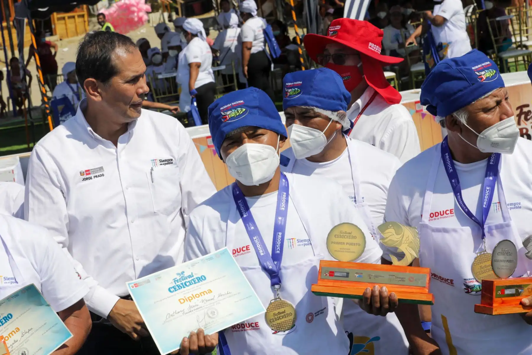 El festival Cebichero que además promueve el consumo de pescado, rindió homenaje a la pesca artesanal de la región, principal actividad económica que genera el 80% de los puestos de trabajo en cada caleta y puerto. 
Foto: Ministerio de la Producción