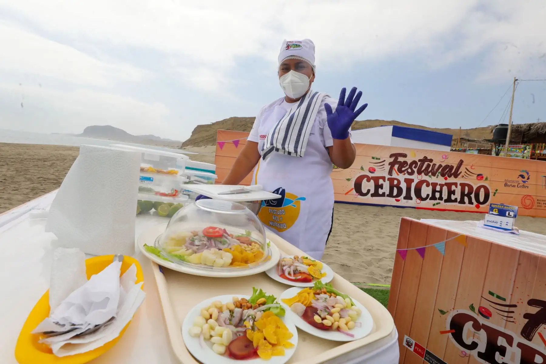 En el marco del Día Nacional del Cebiche y como parte del programa A Comer Pescado, el Ministro de la Producción, Jorge Luis Prado, participó de las actividades realizadas por los emprendedores gastronómicos y los pescadores artesanales de la Caleta El Ñuro en Piura.
Foto: Ministerio de la Producción