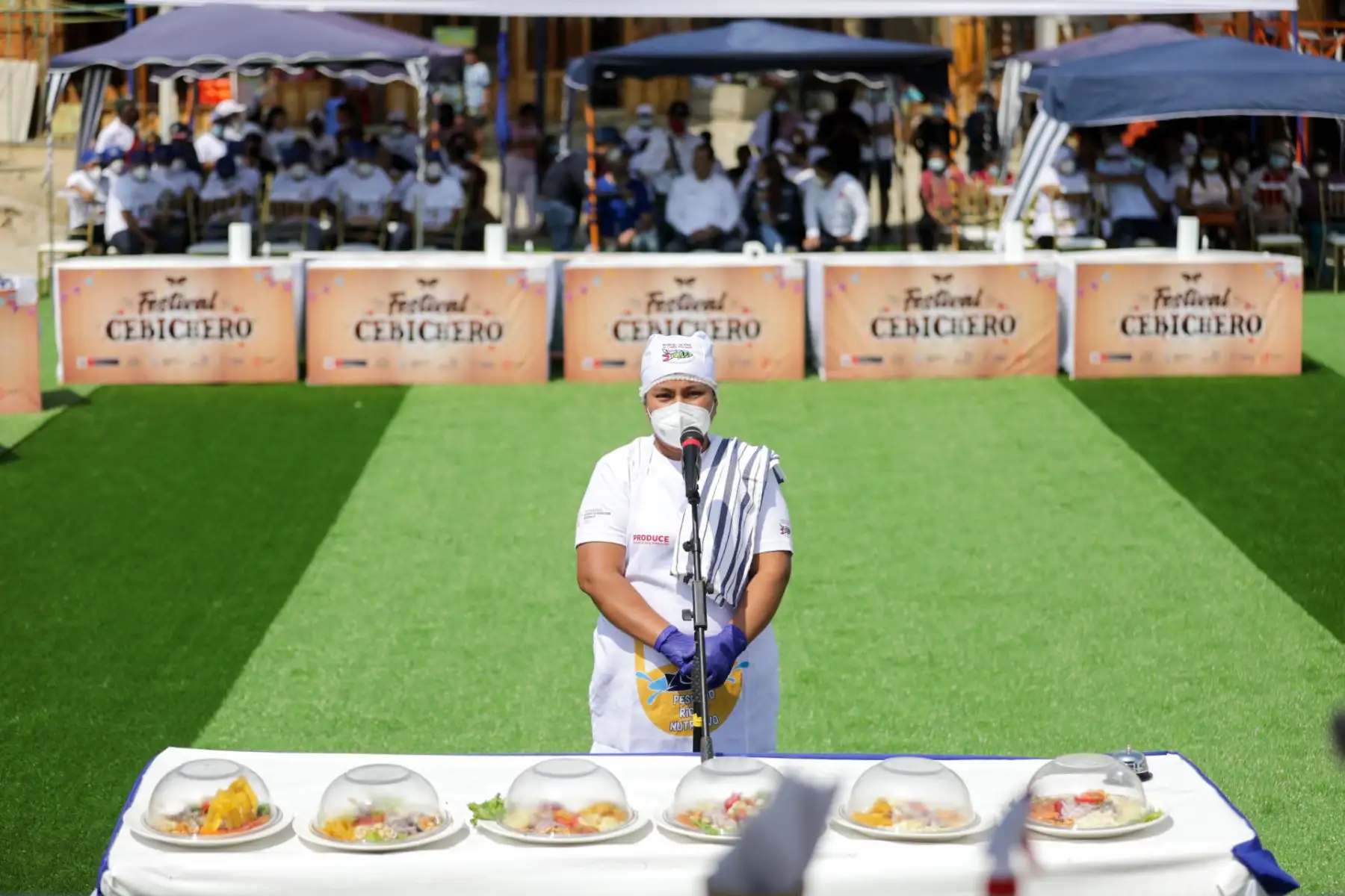 El festival Cebichero que además promueve el consumo de pescado, rindió homenaje a la pesca artesanal de la región, principal actividad económica que genera el 80% de los puestos de trabajo en cada caleta y puerto. 
Foto: Ministerio de la Producción