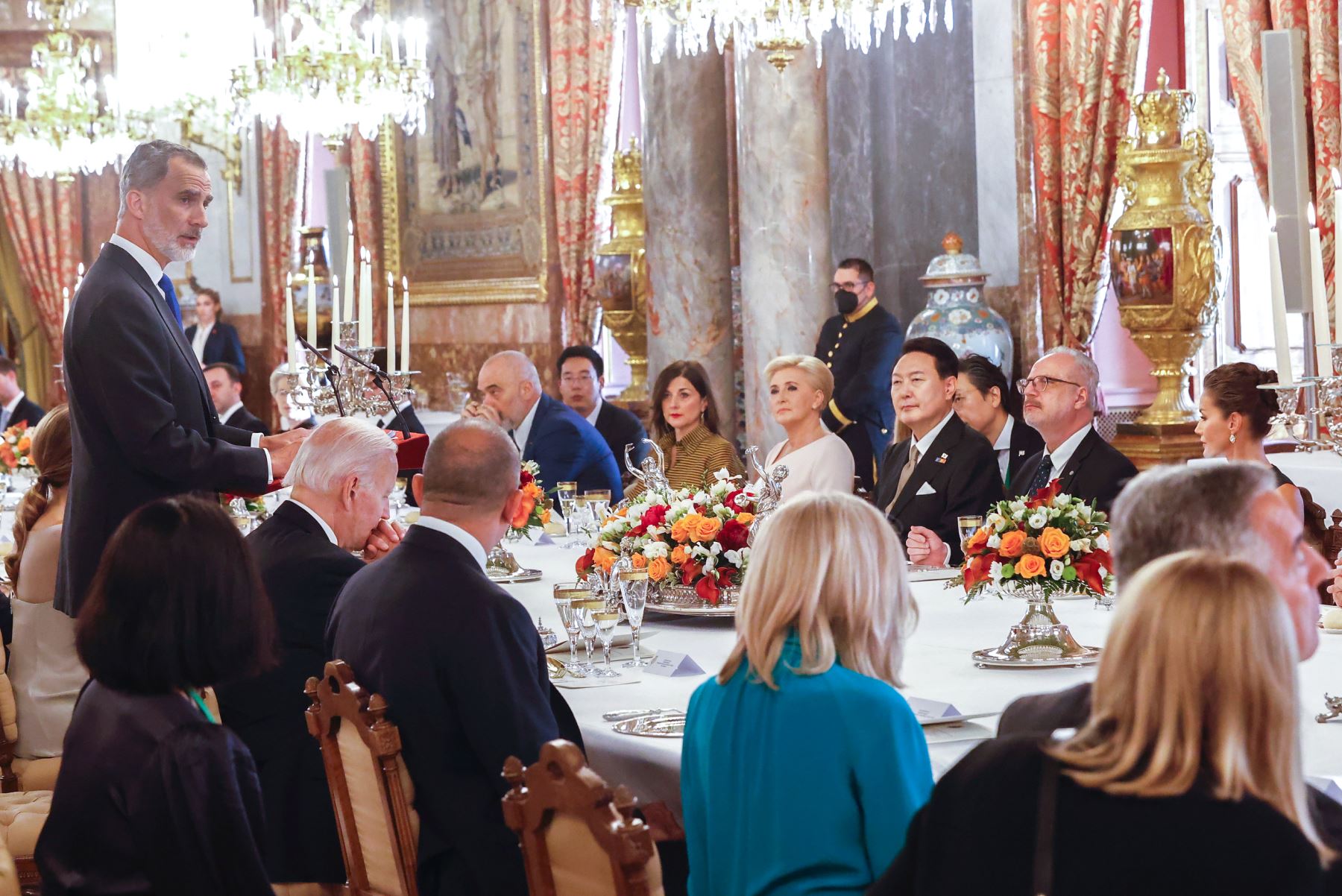 El rey Felipe (i. de pie) pronuncia unas palabras durante la cena que los monarcas españoles ofrecen a los jefes de Estado y jefes de Gobierno que participan en la cumbre de la OTAN, hoy martes en el Comedor de Gala del Palacio Real, en Madrid. Foto: EFE