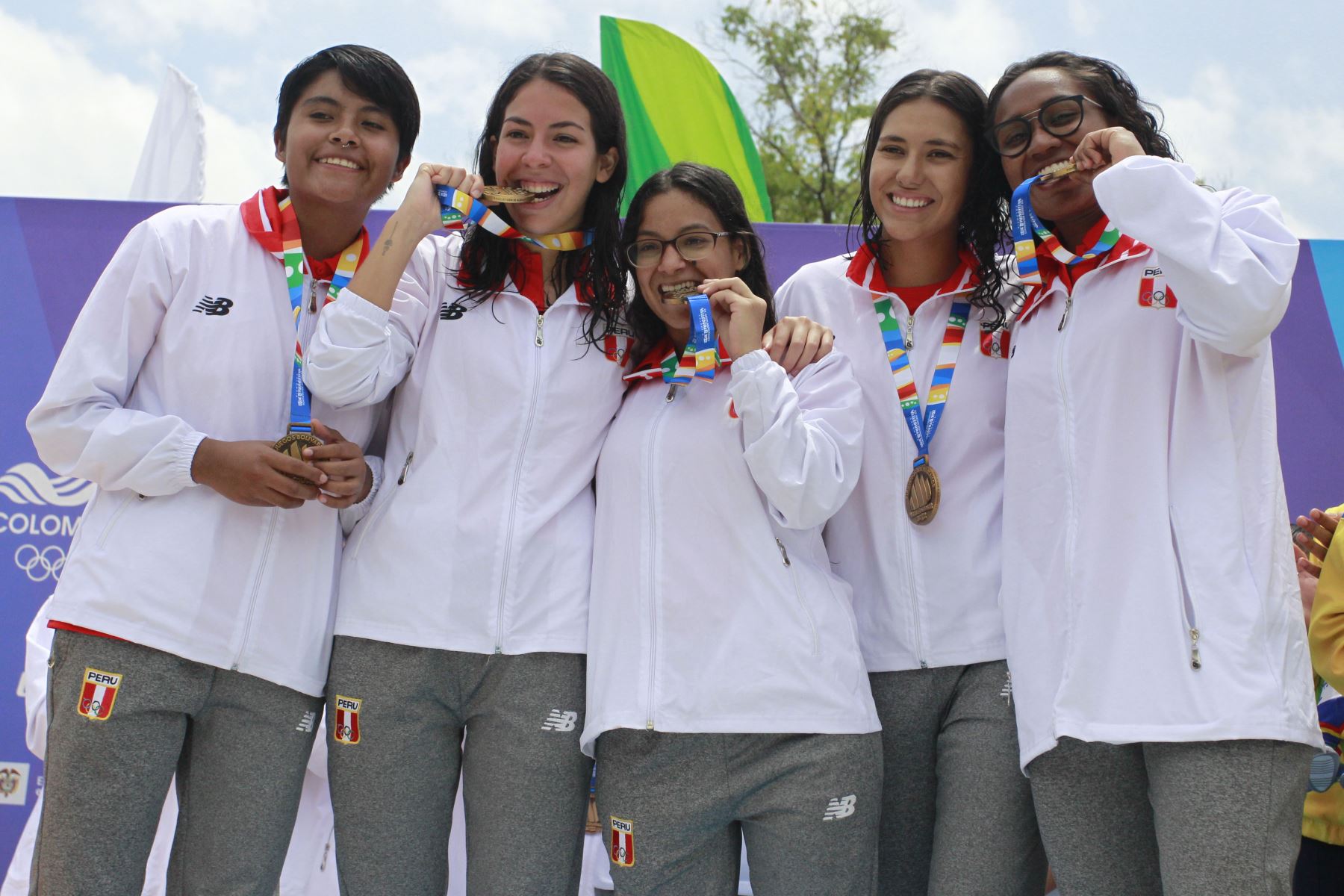 Jugadoras de Perú posan al ganar la medalla de oro en polo acuático femenino en los XIX Juegos Bolivarianos en Valledupar (Colombia). 
Foto: EFE