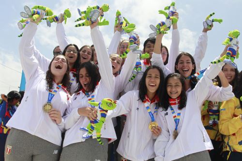 La selección peruana femenina de waterpolo gana la medalla de oro en los XIX Juegos Bolivarianos Valledupar 2022
