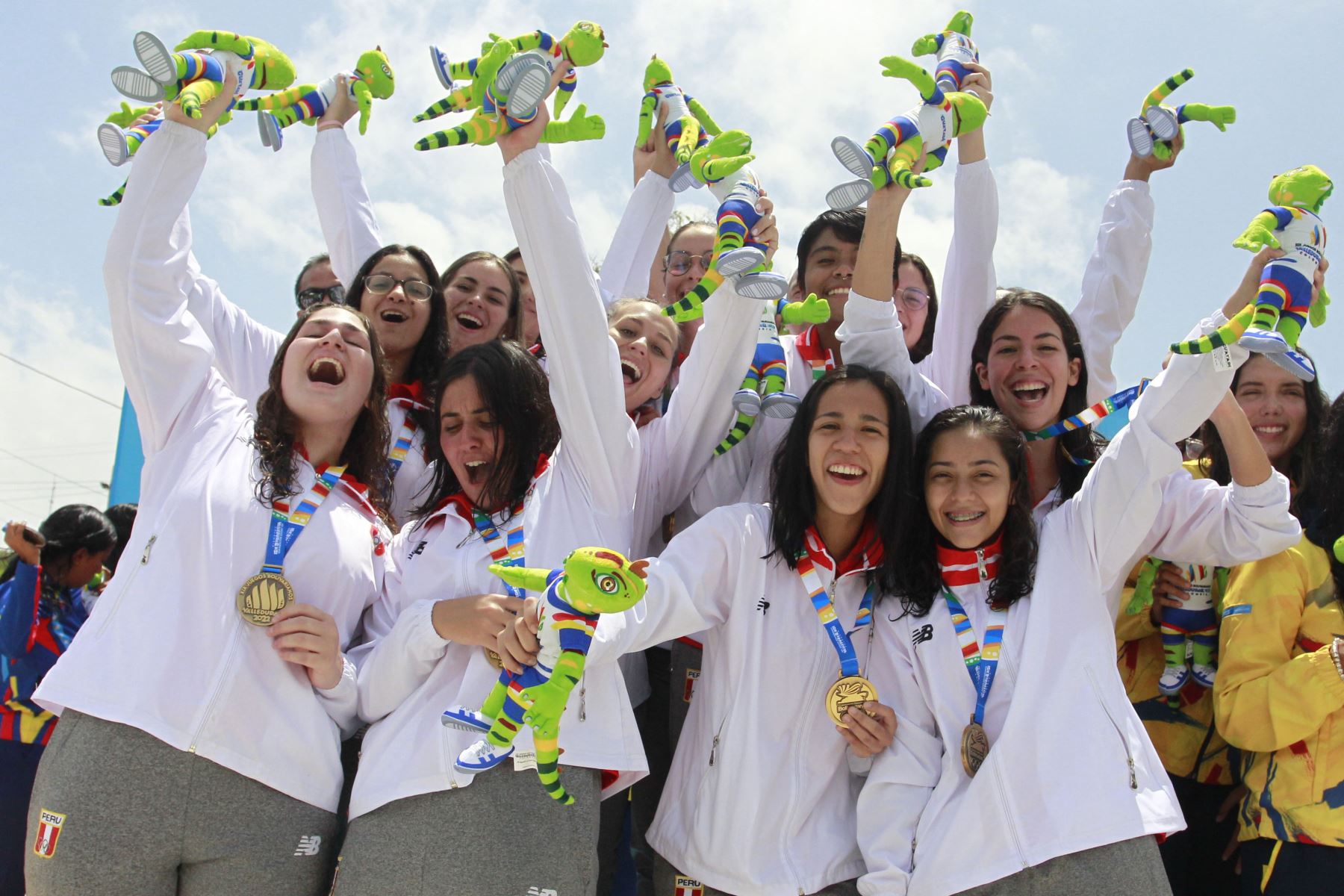 Jugadoras de Perú celebran al ganar la medalla de oro en polo acuático femenino en los XIX Juegos Bolivarianos en Valledupar (Colombia). 
Foto: EFE