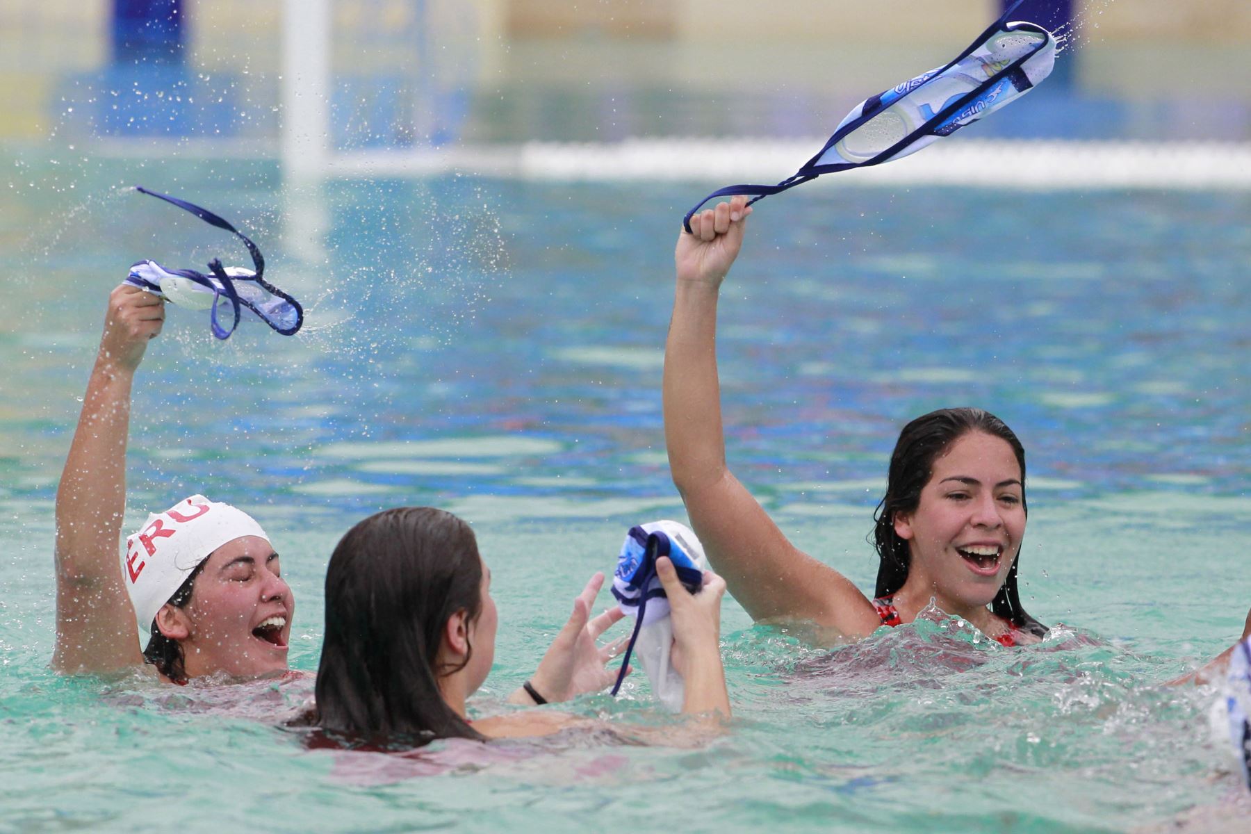 Jugadoras de Perú celebran al ganar la medalla de oro  en polo acuático femenino en los XIX Juegos Bolivarianos en Valledupar (Colombia). 
Foto: EFE