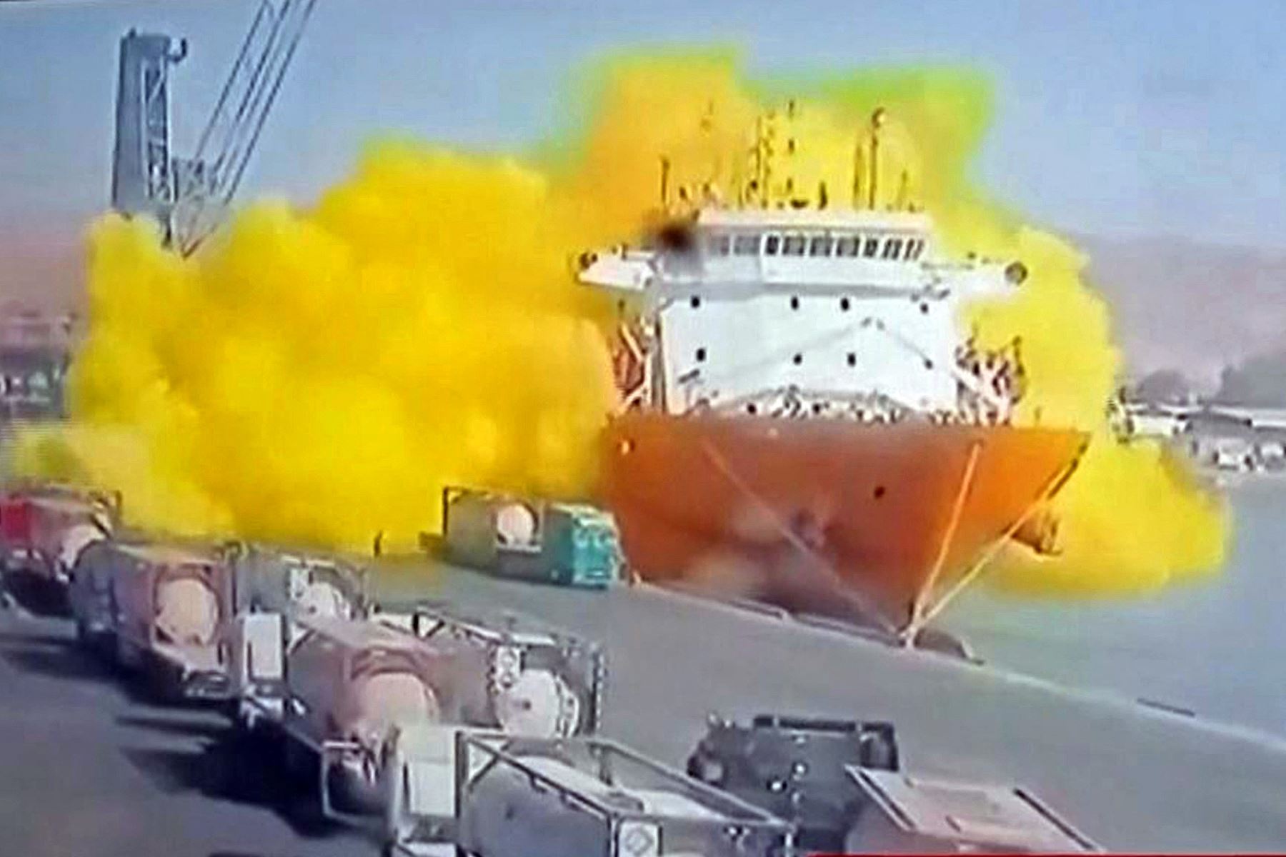 La fuerza de la caída perforó el contenedor presurizado, envolviendo al carguero Forest 6 en un velo de gas amarillo brillante, según mostraron imágenes de circuito cerrado de televisión. Foto: AFP