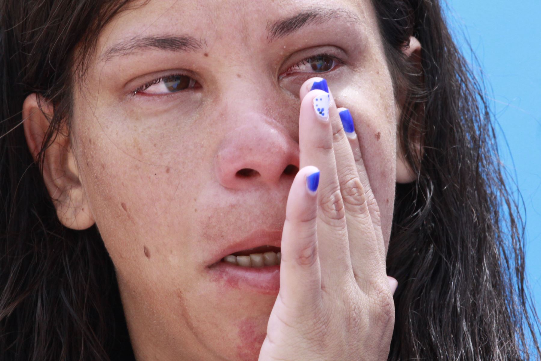 Una jugadora de Venezuela llora al perder la final de polo acuático femenino ante Perú , en los XIX Juegos Bolivarianos en Valledupar (Colombia). 
Foto: EFE