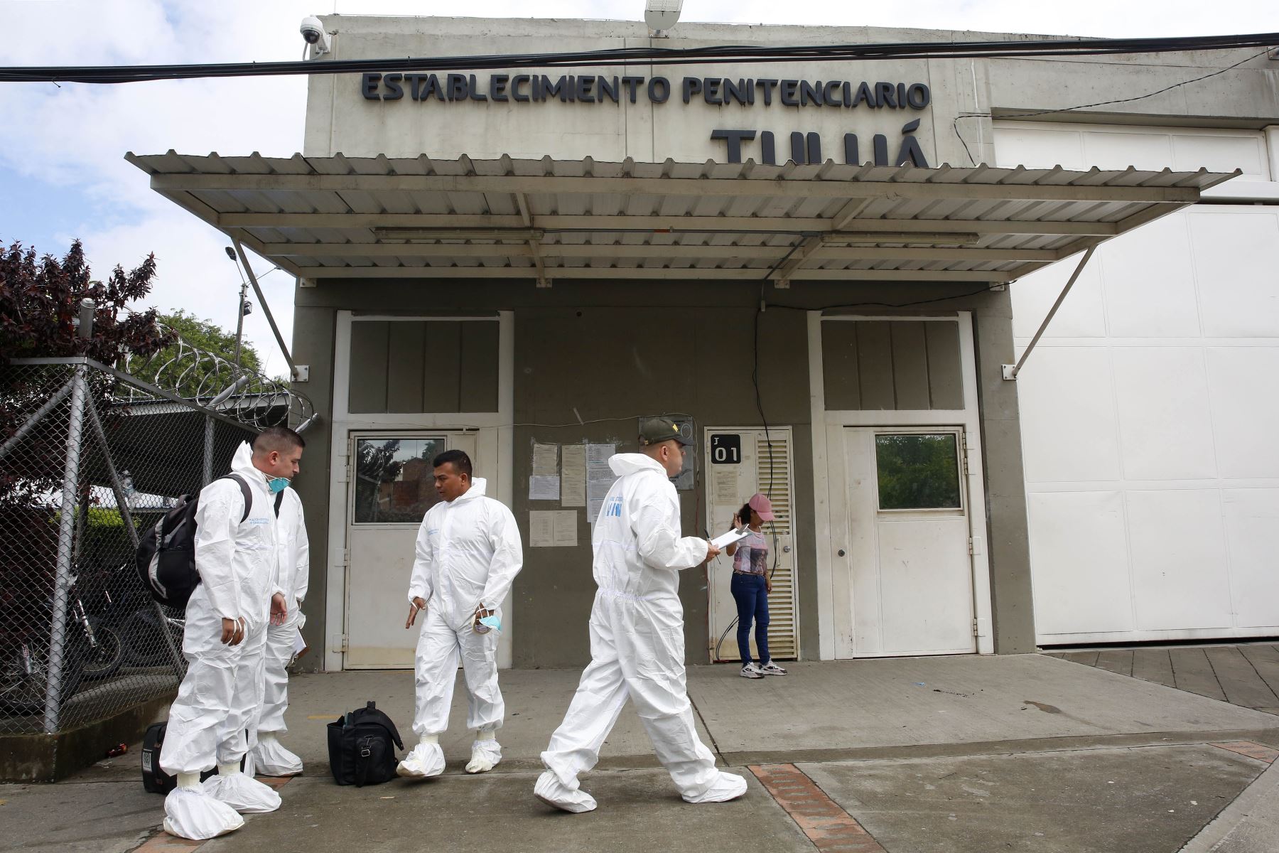Expertos forenses llegan a la cárcel de Tuluá, hoy en el departamento de Valle del Cauca en Colombia. El número de desaparecidos  ascendió a 51, según información oficial.
Foto: EFE