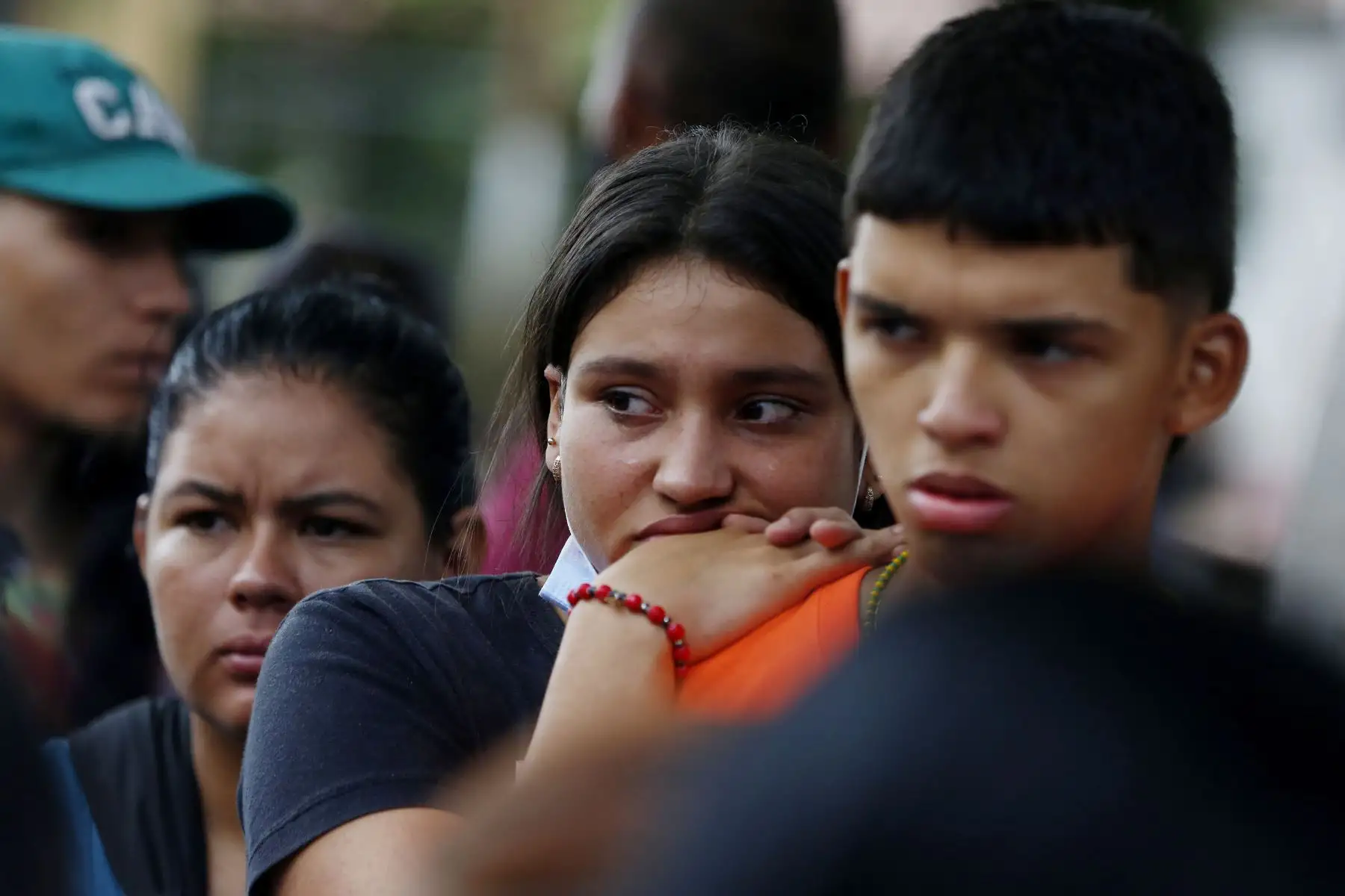 Familiares reciben los primeros reportes sobre los presos recluidos en la cárcel de Tuluá tras un incendio en Tuluá, departamento de Valle del Cauca (Colombia). El número de fallecidos en el incendio ocurrido la madrugada ascendió a 51, informaron fuentes oficiales. 
Foto: EFE