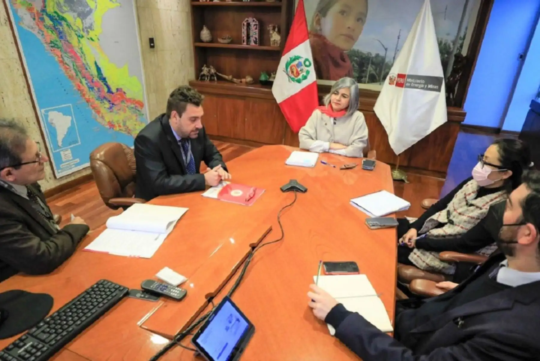 Titulares del Indecopi y el Minem se reunieron para acordar un trabajo conjunto de información sobre el precio de los combustibles a los consumidores. Foto: cortesía.