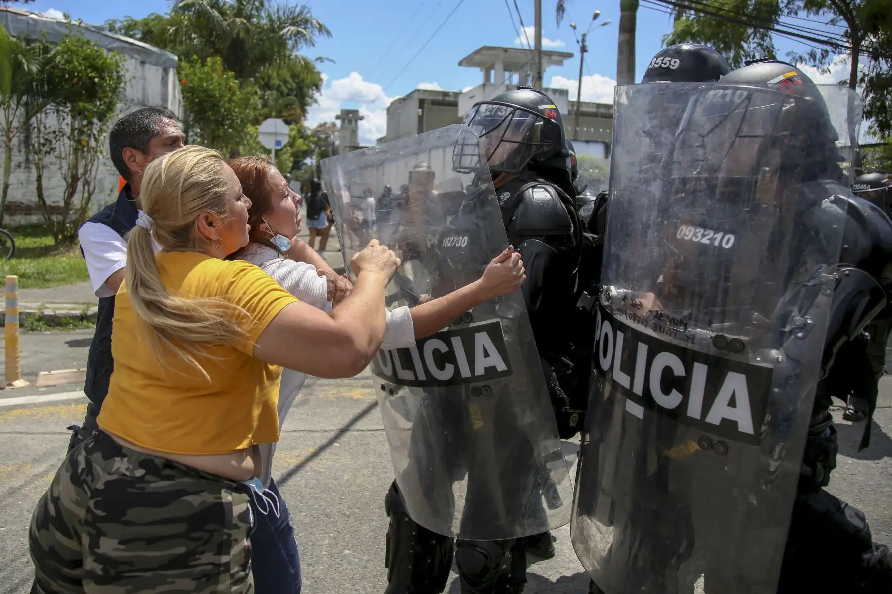 Los familiares de los reclusos se enfrentan con la policía antidisturbios fuera de la prisión en Tulua, Departamento del Valle del Cauca, Colombia.
Foto: AFP