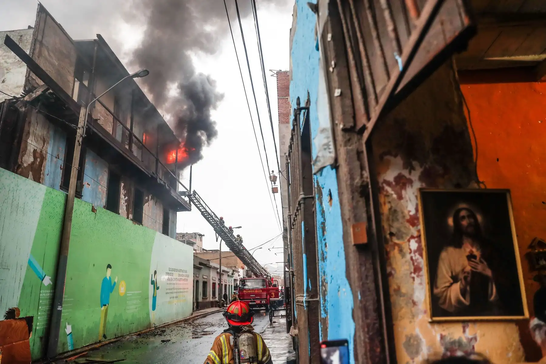 Incendio se registra  en inmueble de tres pisos ubicado en la cuadra 2 del jirón Cangallo, en la zona de Barrios Altos, Centro de Lima.
El inmueble es conocido como ‘El buque’, construido en siglo XIX ubicado en Barrios Altos.
Foto: ANDINA/Renato Pajuelo