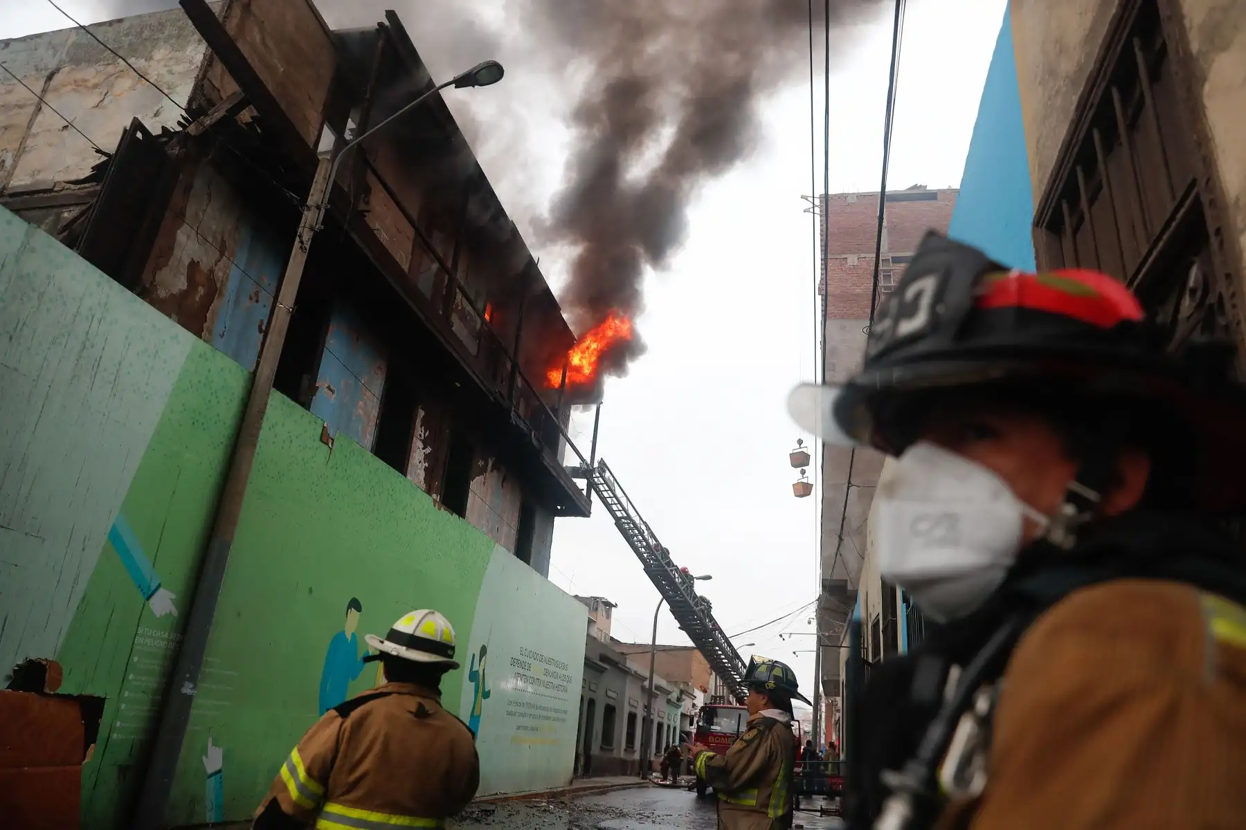 Incendio se registra  en inmueble de tres pisos ubicado en la cuadra 2 del jirón Cangallo, en la zona de Barrios Altos, Centro de Lima.
El inmueble es conocido como ‘El buque’, construido en siglo XIX ubicado en Barrios Altos.
Foto: ANDINA/Renato Pajuelo