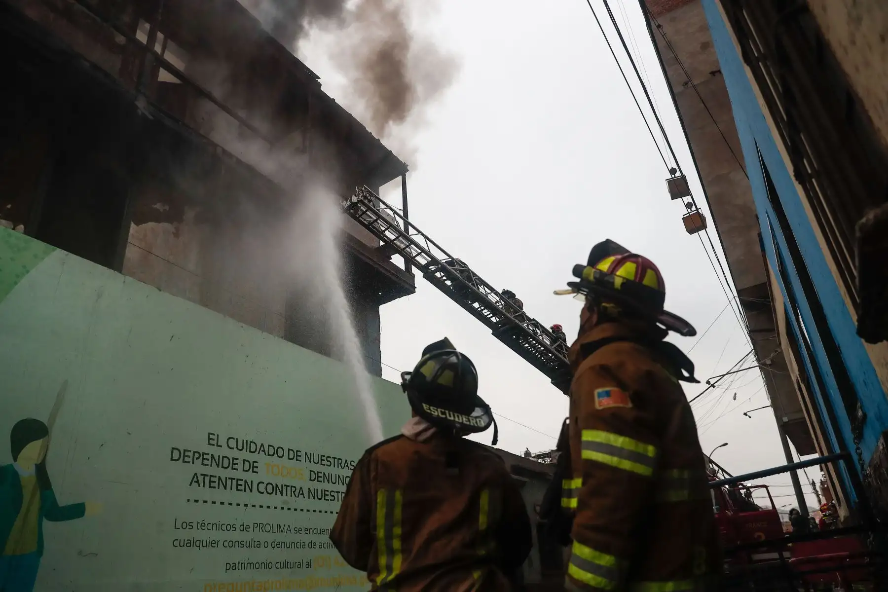 Incendio se registra  en inmueble de tres pisos ubicado en la cuadra 2 del jirón Cangallo, en la zona de Barrios Altos, Centro de Lima.
El inmueble es conocido como ‘El buque’, construido en siglo XIX ubicado en Barrios Altos.
Foto: ANDINA/Renato Pajuelo