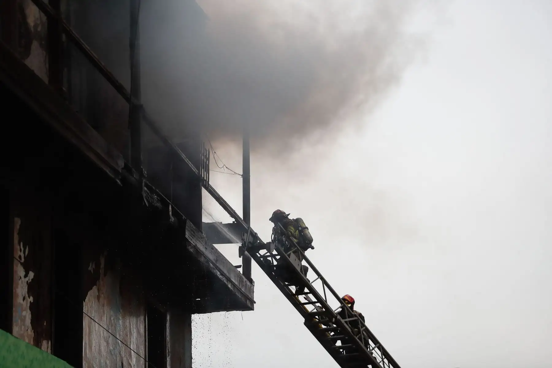 Incendio se registra  en inmueble de tres pisos ubicado en la cuadra 2 del jirón Cangallo, en la zona de Barrios Altos, Centro de Lima.
El inmueble es conocido como ‘El buque’, construido en siglo XIX ubicado en Barrios Altos.
Foto: ANDINA/Renato Pajuelo