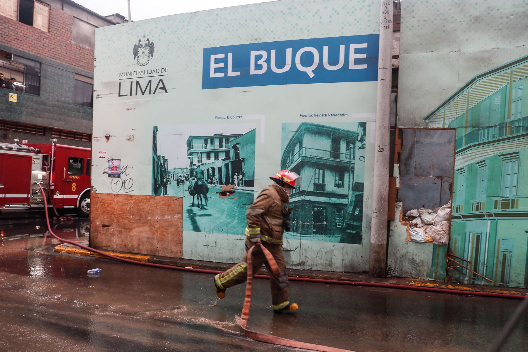 Incendio se registra  en inmueble de tres pisos ubicado en la cuadra 2 del jirón Cangallo, en la zona de Barrios Altos, Centro de Lima.
El inmueble es conocido como ‘El buque’, construido en siglo XIX ubicado en Barrios Altos.
Foto: ANDINA/Renato Pajuelo