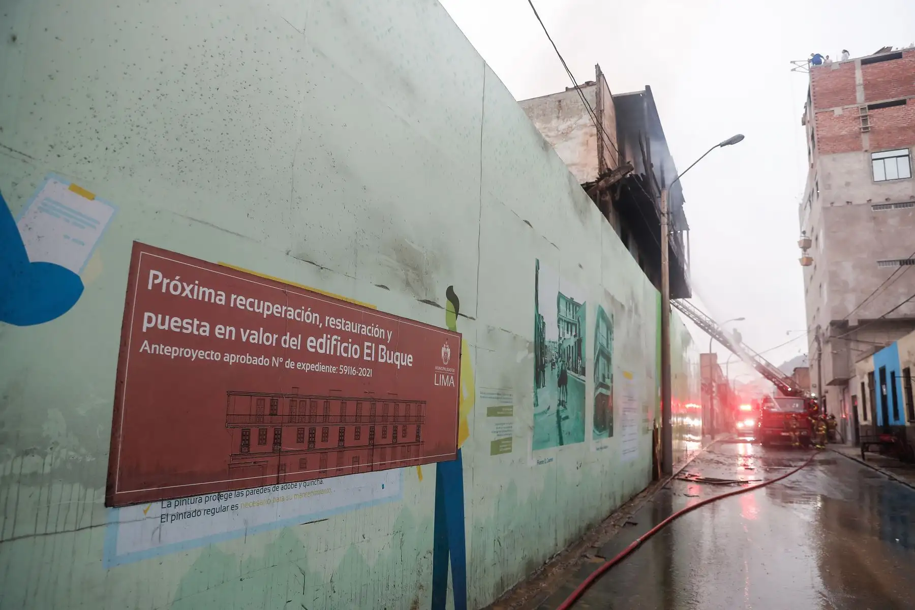 Incendio se registra  en inmueble de tres pisos ubicado en la cuadra 2 del jirón Cangallo, en la zona de Barrios Altos, Centro de Lima.
El inmueble es conocido como ‘El buque’, construido en siglo XIX ubicado en Barrios Altos.
Foto: ANDINA/Renato Pajuelo