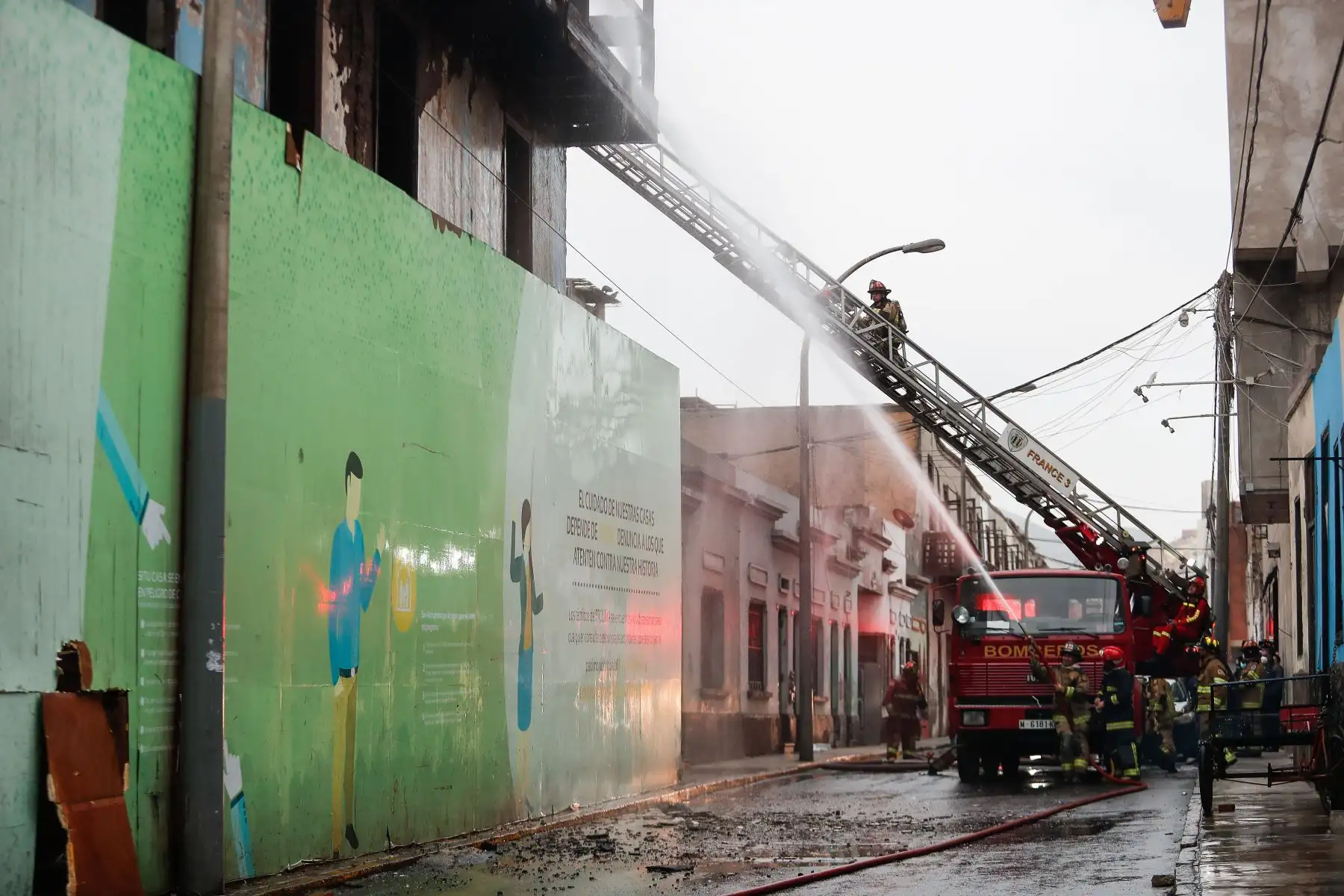 Incendio se registra  en inmueble de tres pisos ubicado en la cuadra 2 del jirón Cangallo, en la zona de Barrios Altos, Centro de Lima.
El inmueble es conocido como ‘El buque’, construido en siglo XIX ubicado en Barrios Altos.
Foto: ANDINA/Renato Pajuelo